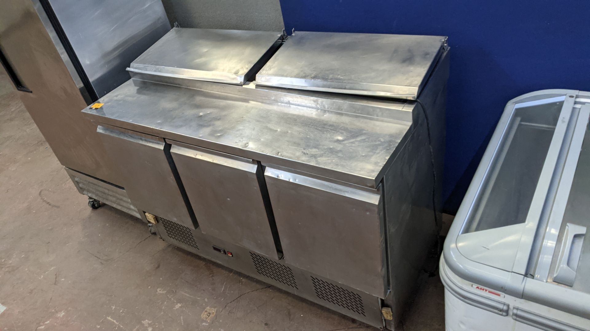 Empire, model P5300, stainless steel mobile refrigerated prep cabinet with 3 doors across the front - Image 4 of 9