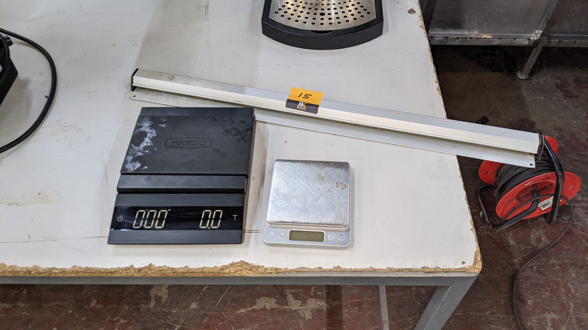 Mixed lot comprising Felicita Parallel model weighing scales, mini weighing scales & wall-mountable
