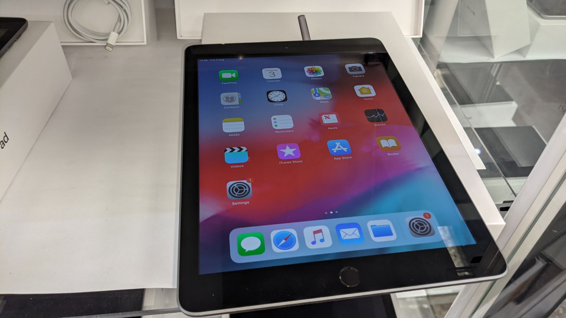 Apple iPad (space grey) 5th generation 32Gb Wi-Fi 9.7" Retina screen. Product code A1822. Apple A9 - Image 3 of 11