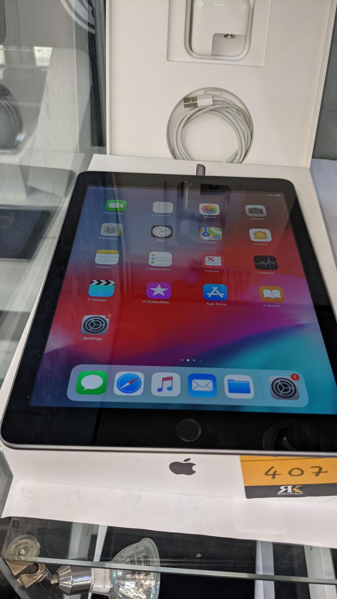 Apple iPad (space grey) 5th generation 32Gb Wi-Fi 9.7" Retina screen. Product code A1822. Apple A9 - Image 3 of 11