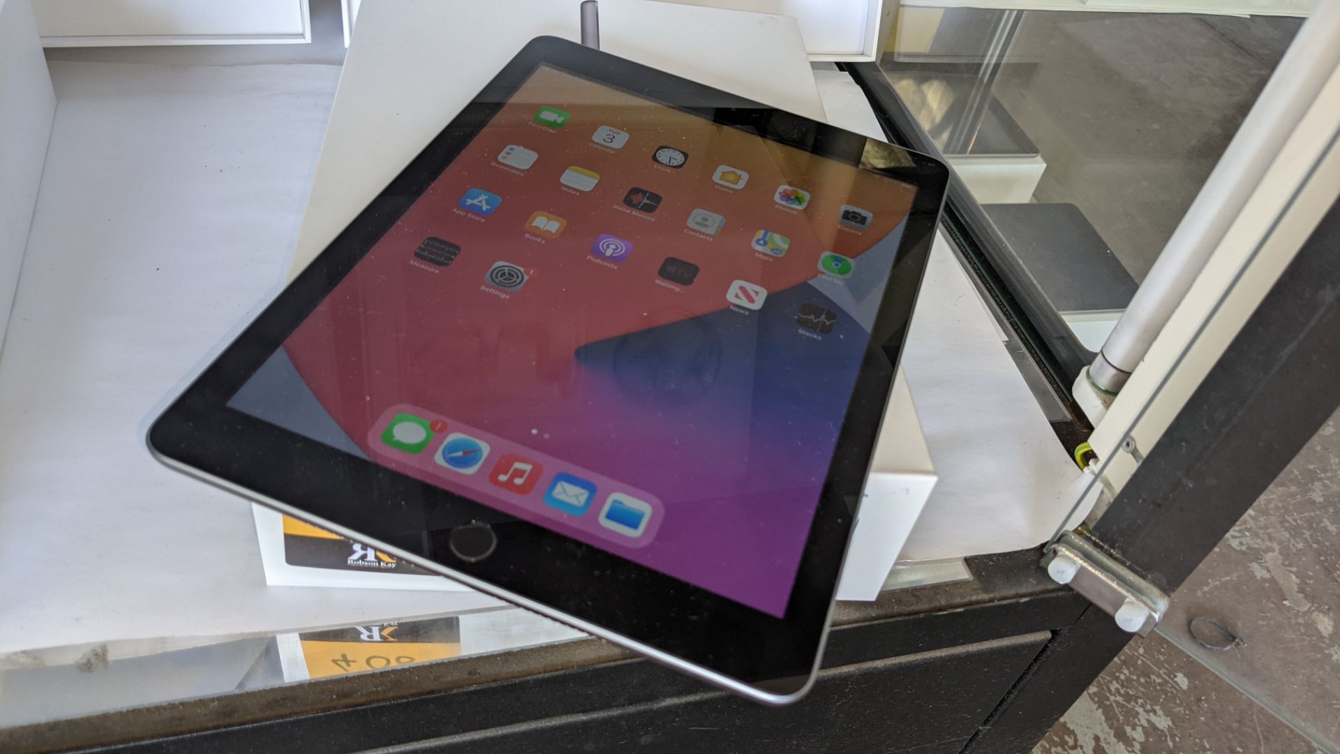 Apple iPad (space grey) 5th generation 32Gb Wi-Fi 9.7" Retina screen. Product code A1822. Apple A9 - Image 3 of 12