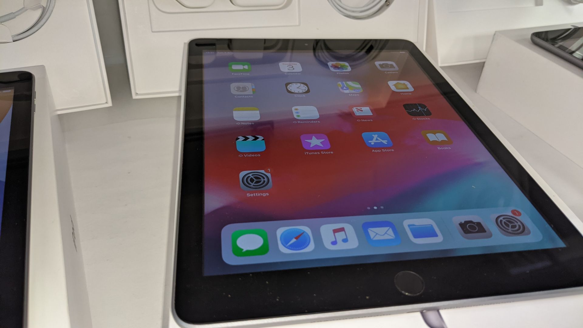 Apple iPad (space grey) 5th generation 32Gb Wi-Fi 9.7" Retina screen. Product code A1822. Apple A9 - Image 4 of 11