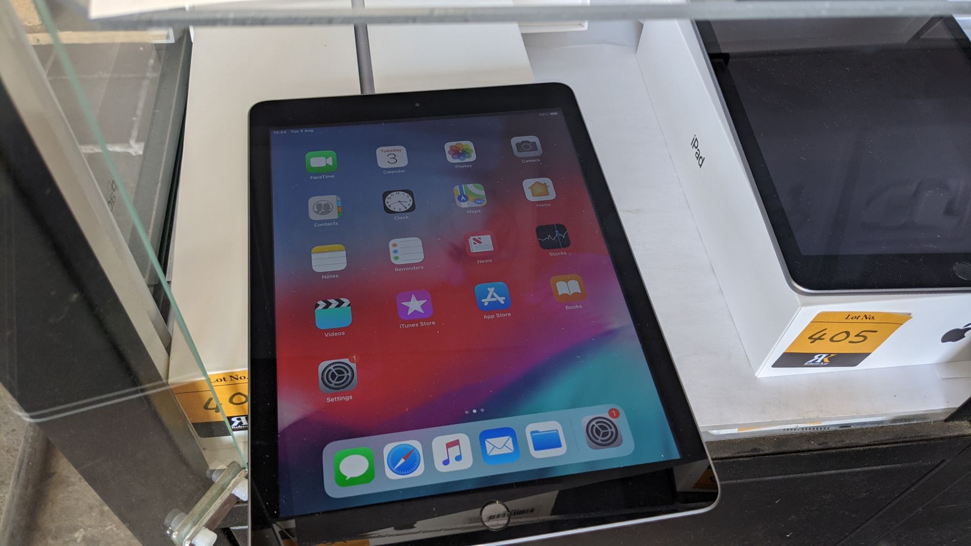 Apple iPad (space grey) 5th generation 32Gb Wi-Fi 9.7" Retina screen. Product code A1822. Apple A9 - Image 3 of 12