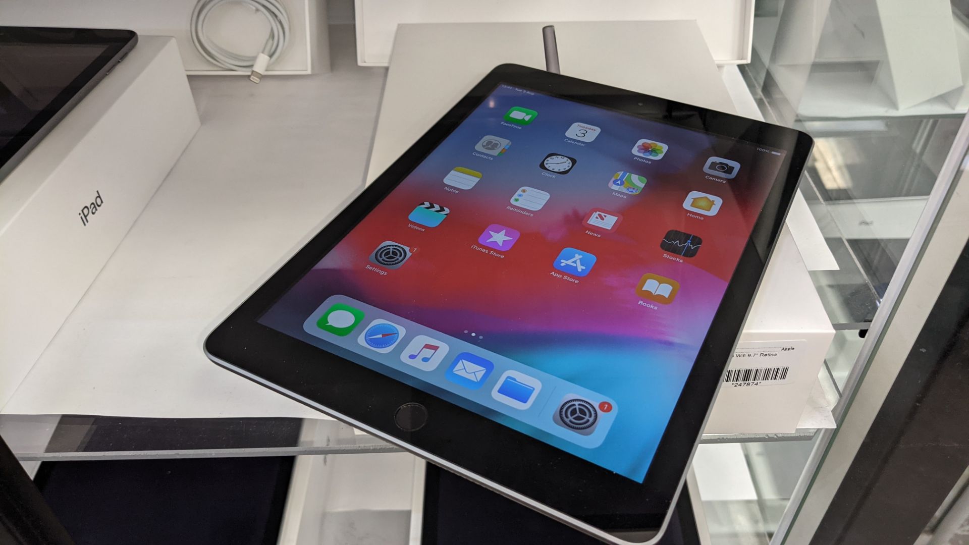 Apple iPad (space grey) 5th generation 32Gb Wi-Fi 9.7" Retina screen. Product code A1822. Apple A9 - Image 5 of 11