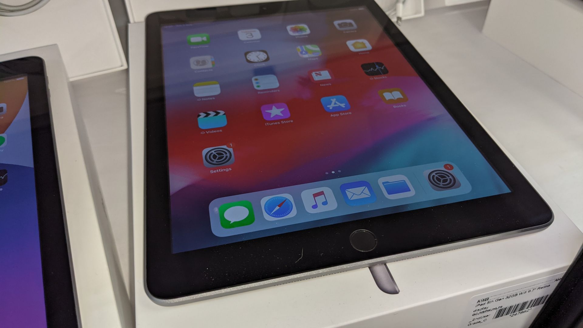 Apple iPad (space grey) 5th generation 32Gb Wi-Fi 9.7" Retina screen. Product code A1822. Apple A9 - Image 4 of 8