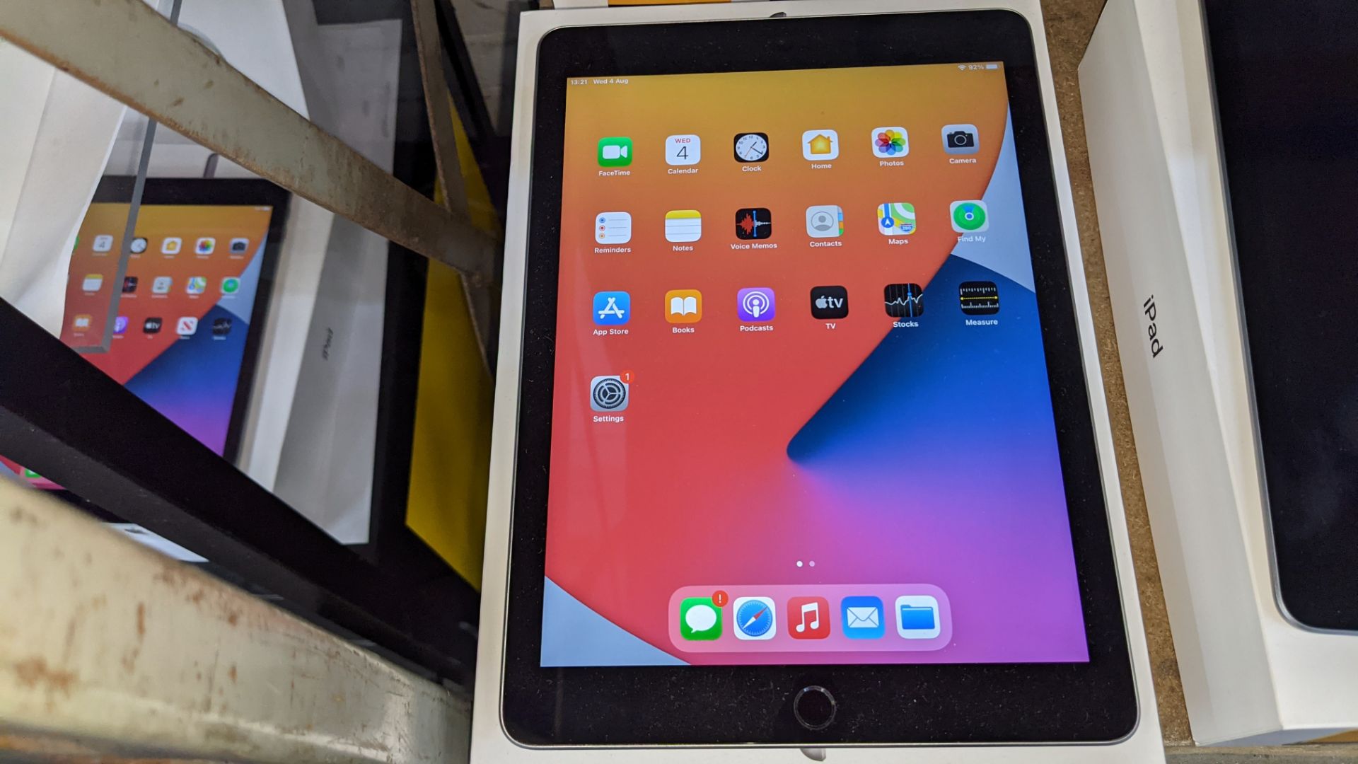 Apple iPad (space grey) 5th generation 32Gb Wi-Fi 9.7" Retina screen. Product code A1822. Apple A9 - Image 3 of 10