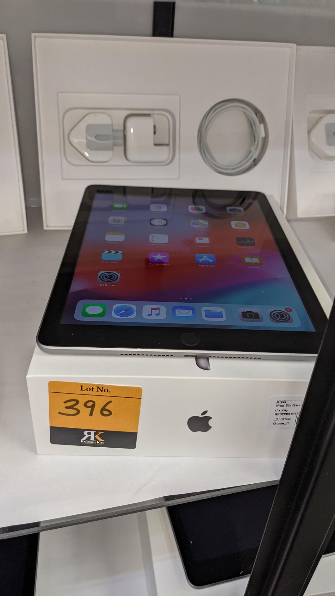 Apple iPad (space grey) 5th generation 32Gb Wi-Fi 9.7" Retina screen. Product code A1822. Apple A9 - Image 2 of 11