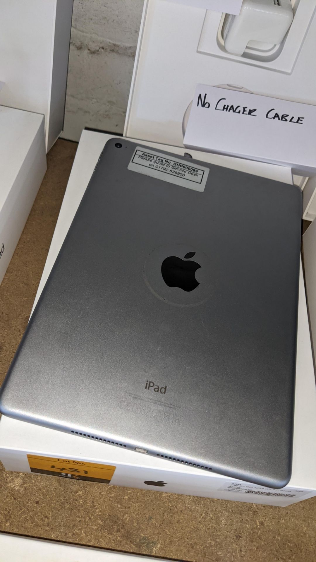 Apple iPad Air 2 (space grey) model no. A1566. Please note this item includes an Apple 2 piece 10W - Image 9 of 11