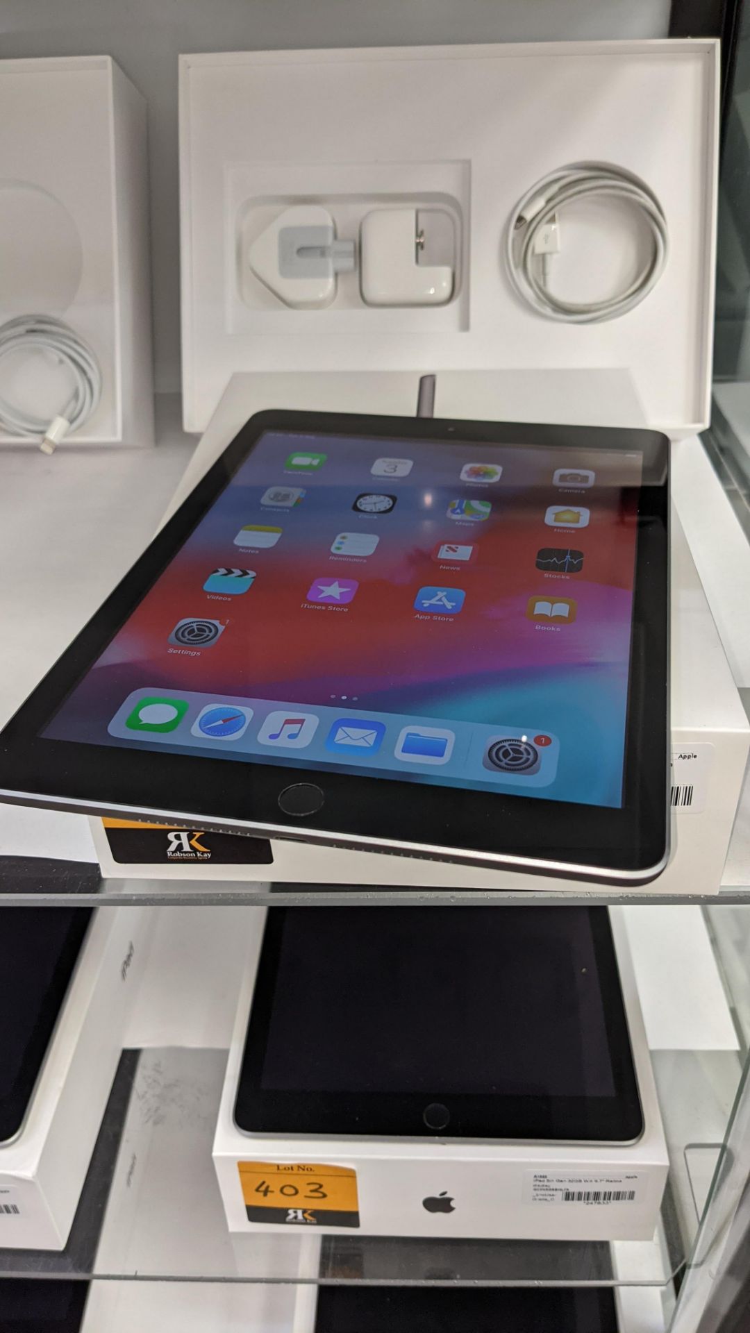 Apple iPad (space grey) 5th generation 32Gb Wi-Fi 9.7" Retina screen. Product code A1822. Apple A9 - Image 11 of 11