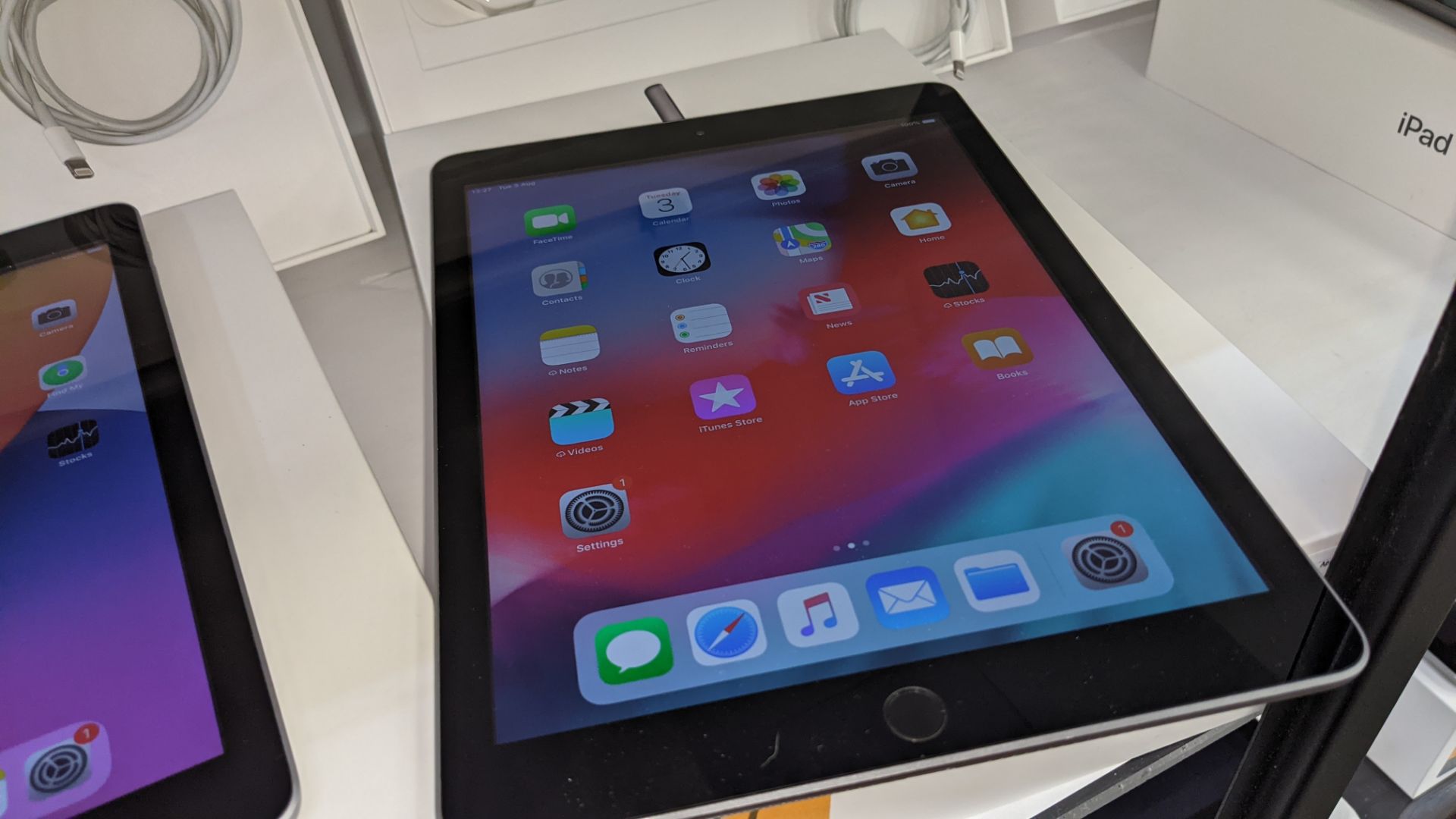 Apple iPad (space grey) 5th generation 32Gb Wi-Fi 9.7" Retina screen. Product code A1822. Apple A9 - Image 5 of 8