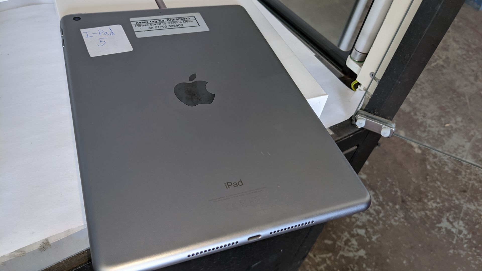 Apple iPad (space grey) 5th generation 32Gb Wi-Fi 9.7" Retina screen. Product code A1822. Apple A9 - Image 6 of 12