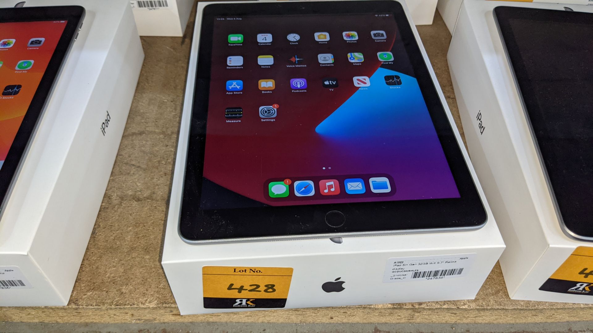 Apple iPad (space grey) 5th generation 32Gb Wi-Fi 9.7" Retina screen. Product code A1822. Apple A9 - Image 2 of 9