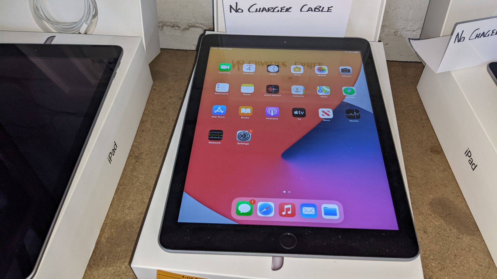 Apple iPad (space grey) 5th generation 32Gb Wi-Fi 9.7" Retina screen. Product code A1822. Apple A9 - Image 4 of 9