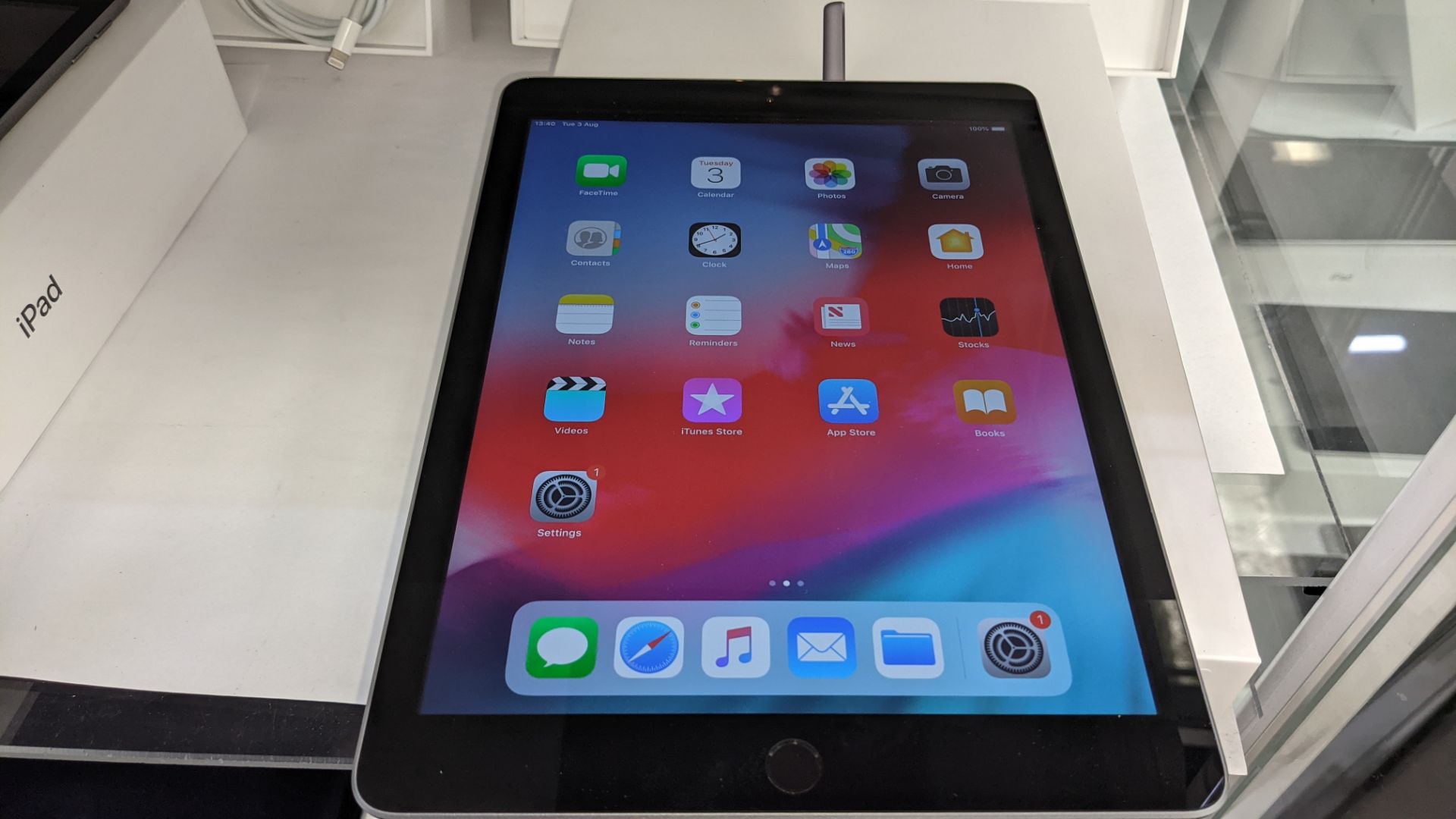 Apple iPad (space grey) 5th generation 32Gb Wi-Fi 9.7" Retina screen. Product code A1822. Apple A9 - Image 4 of 11