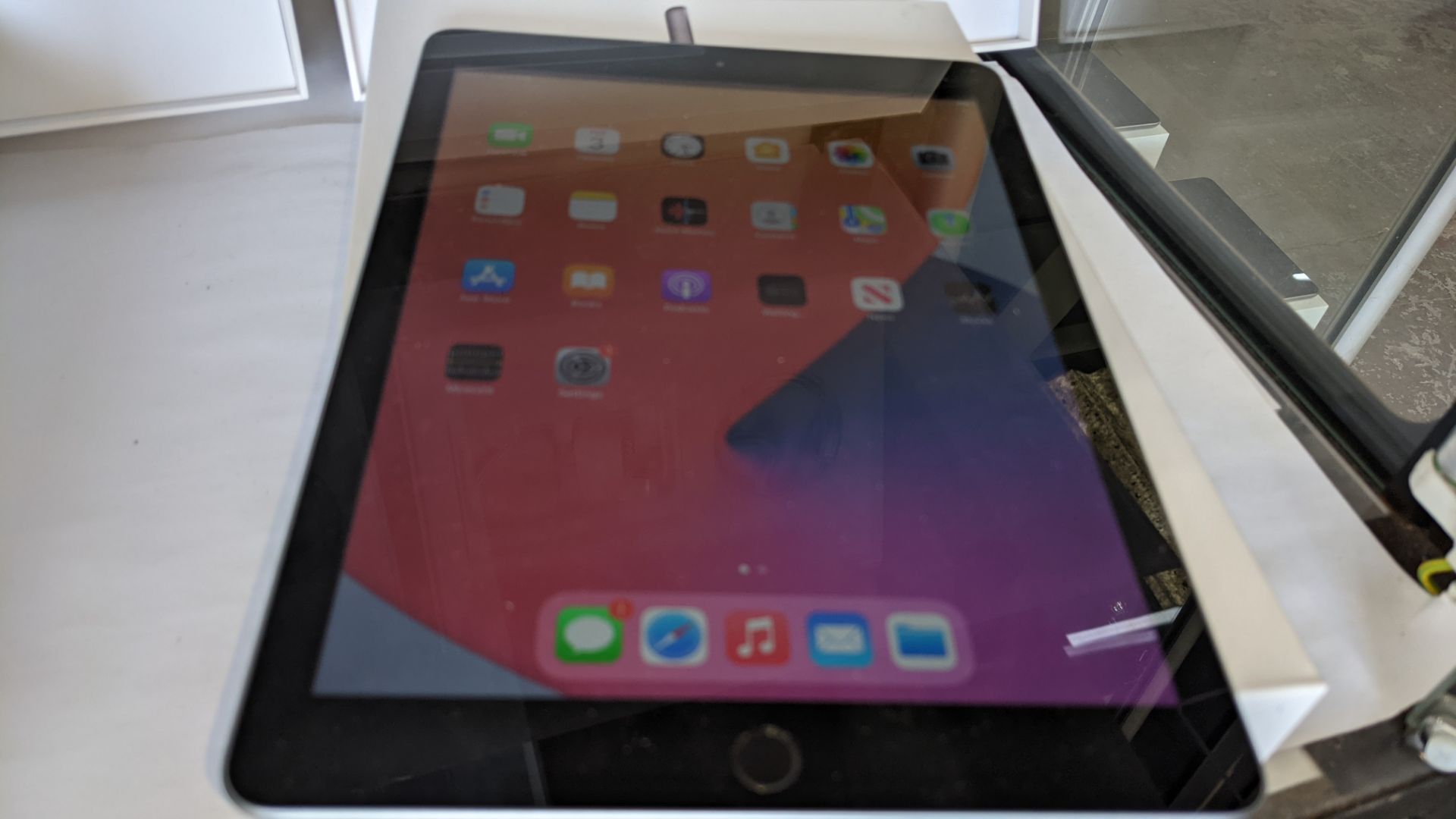 Apple iPad (space grey) 5th generation 32Gb Wi-Fi 9.7" Retina screen. Product code A1822. Apple A9 - Image 12 of 12