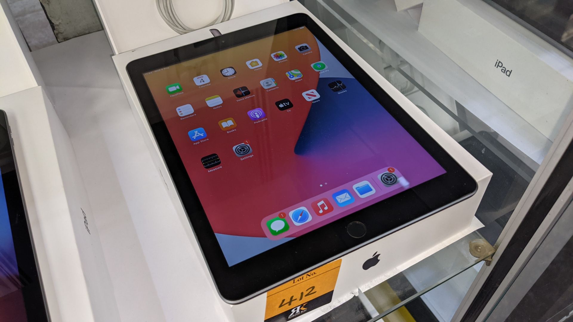 Apple iPad (space grey) 5th generation 32Gb Wi-Fi 9.7" Retina screen. Product code A1822. Apple A9 - Image 4 of 10