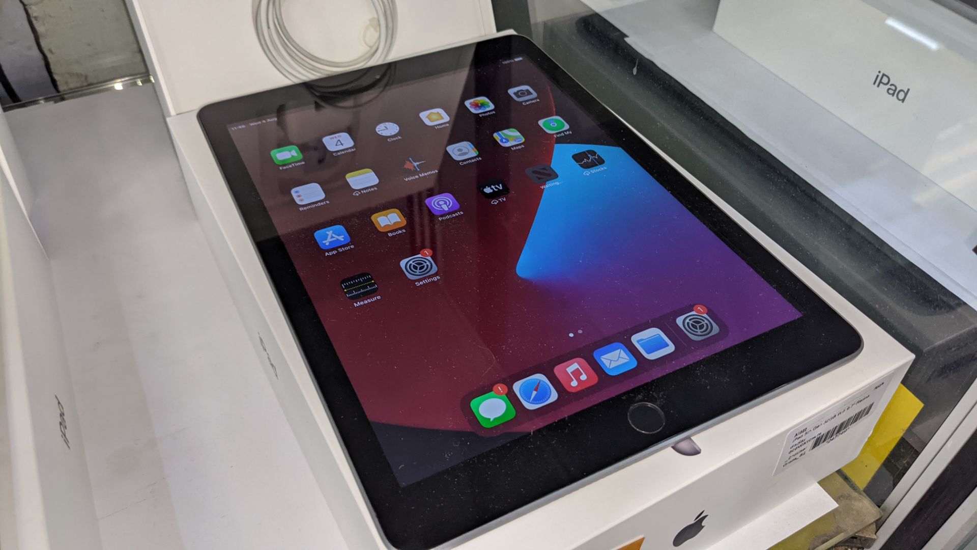 Apple iPad (space grey) 5th generation 32Gb Wi-Fi 9.7" Retina screen. Product code A1822. Apple A9 - Image 4 of 10