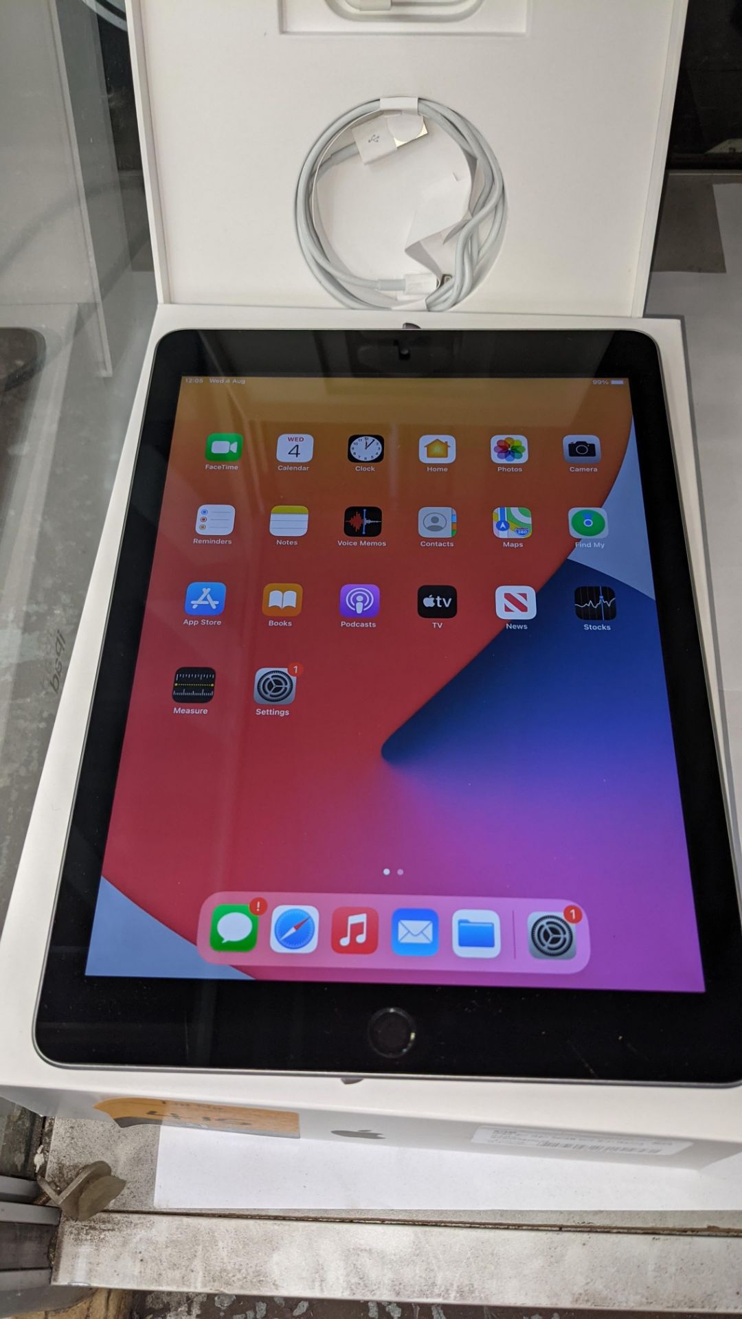 Apple iPad (space grey) 5th generation 32Gb Wi-Fi 9.7" Retina screen. Product code A1822. Apple A9 - Image 4 of 9