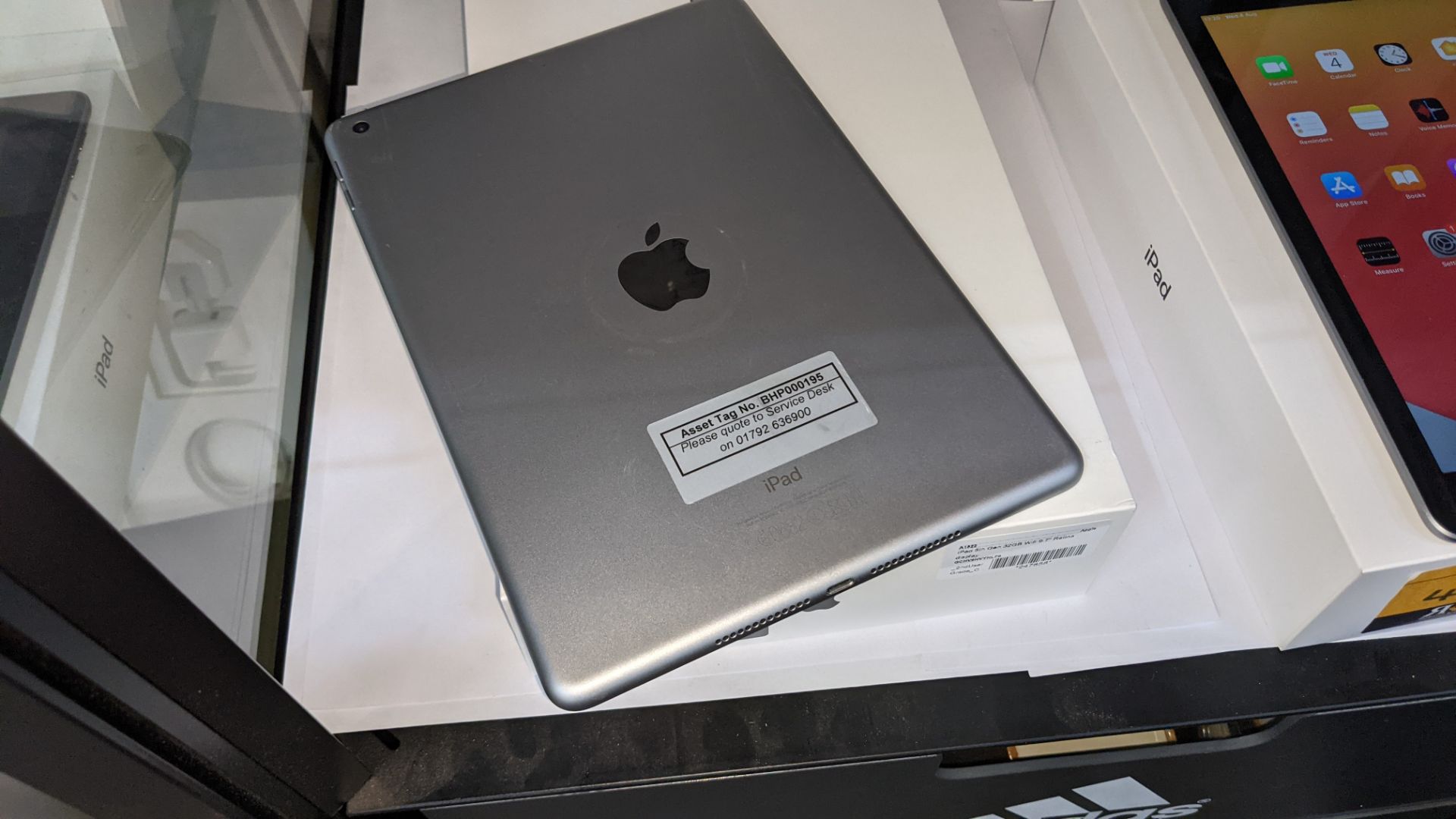 Apple iPad (space grey) 5th generation 32Gb Wi-Fi 9.7" Retina screen. Product code A1822. Apple A9 - Image 8 of 9