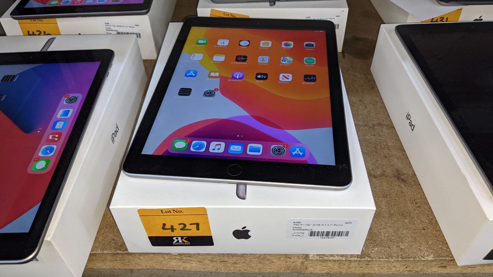 Apple iPad (space grey) 5th generation 32Gb Wi-Fi 9.7" Retina screen. Product code A1822. Apple A9 - Image 3 of 9