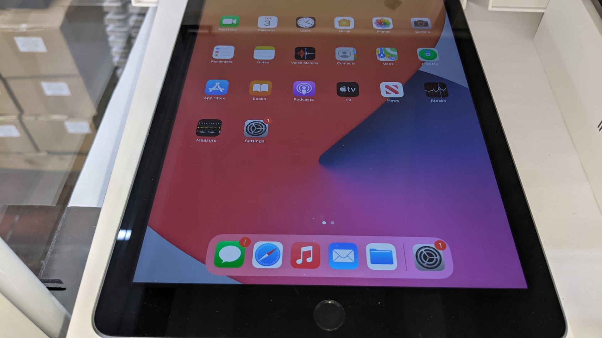 Apple iPad (space grey) 5th generation 32Gb Wi-Fi 9.7" Retina screen. Product code A1822. Apple A9 - Image 2 of 11