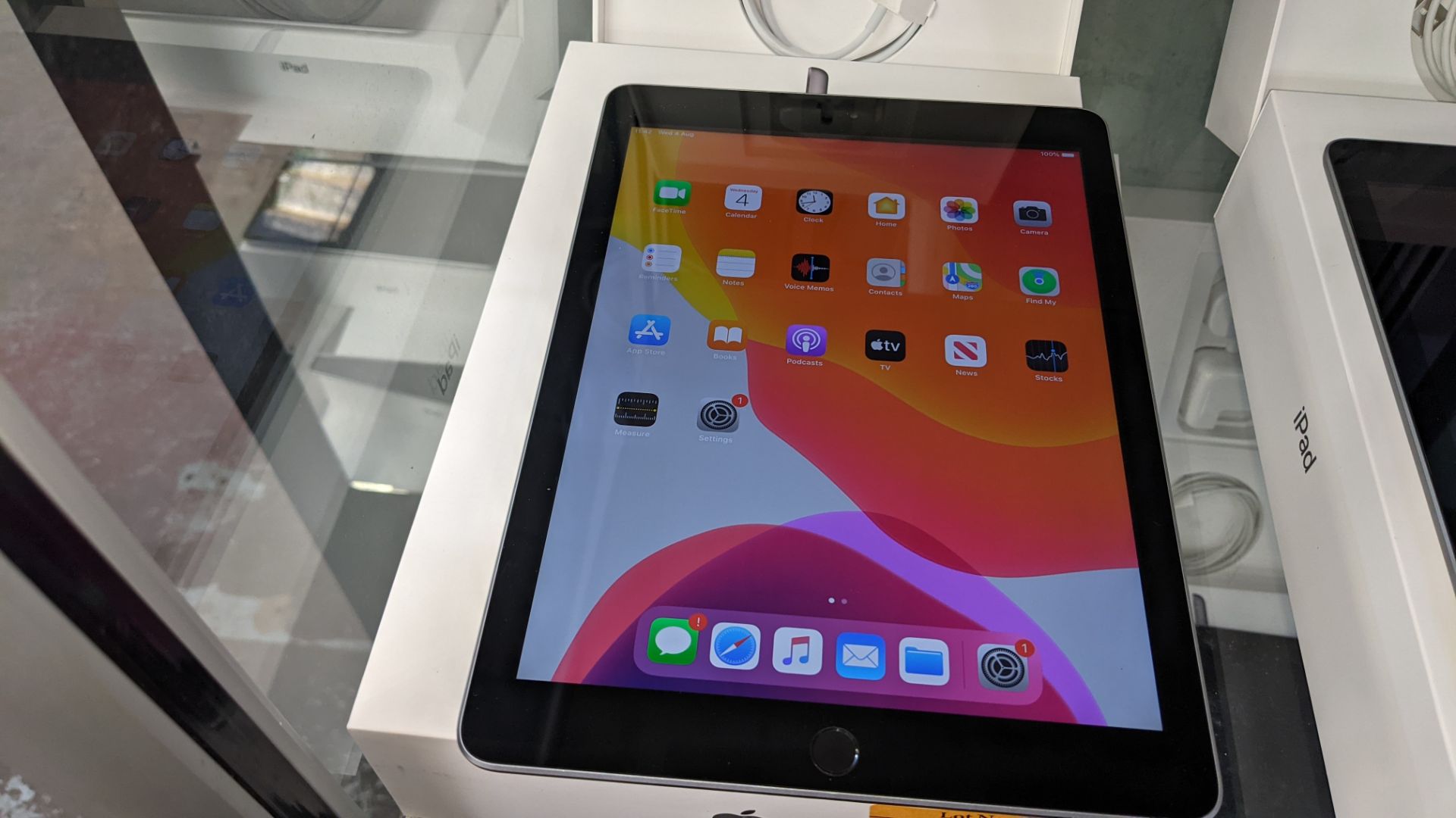 Apple iPad (space grey) 5th generation 32Gb Wi-Fi 9.7" Retina screen. Product code A1822. Apple A9 - Image 5 of 11