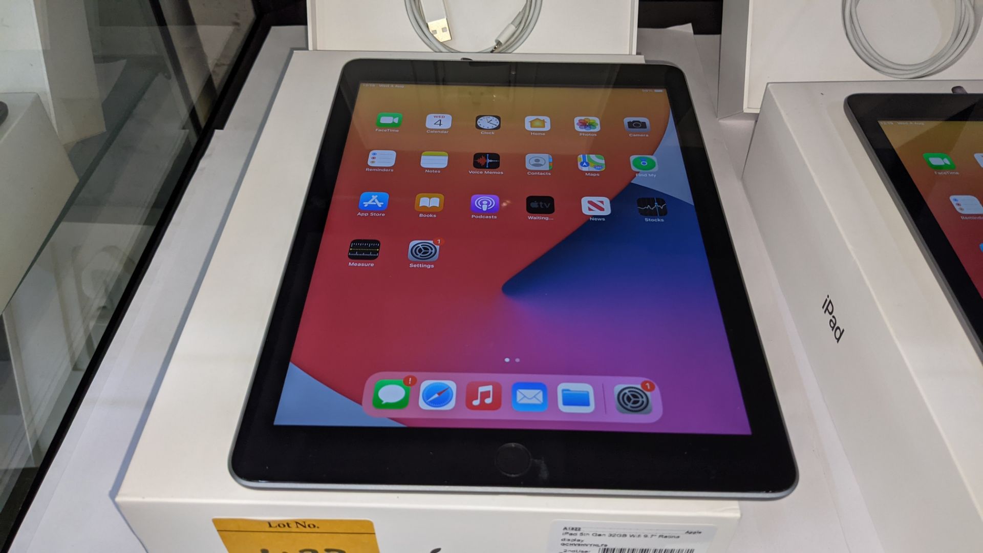 Apple iPad (space grey) 5th generation 32Gb Wi-Fi 9.7" Retina screen. Product code A1822. Apple A9 - Image 4 of 9