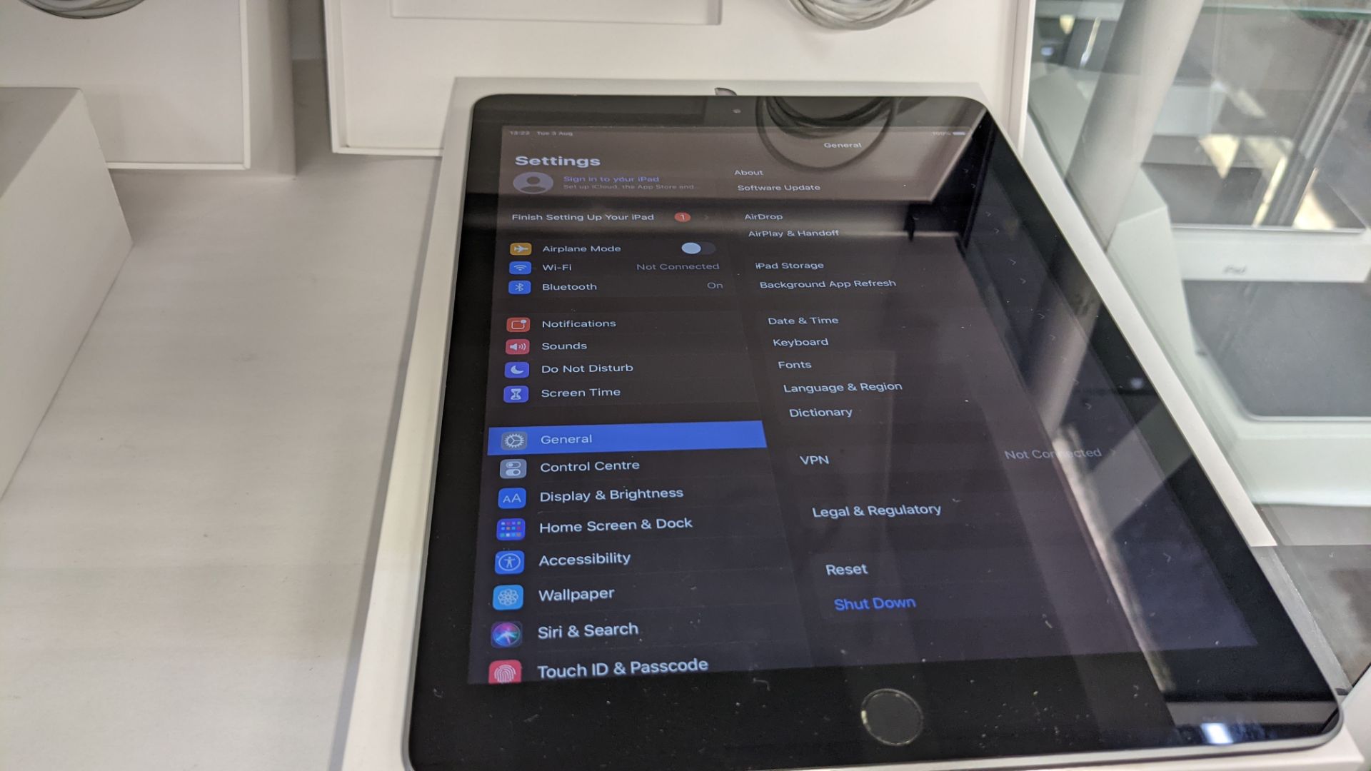 Apple iPad (space grey) 5th generation 32Gb Wi-Fi 9.7" Retina screen. Product code A1822. Apple A9 - Image 6 of 11