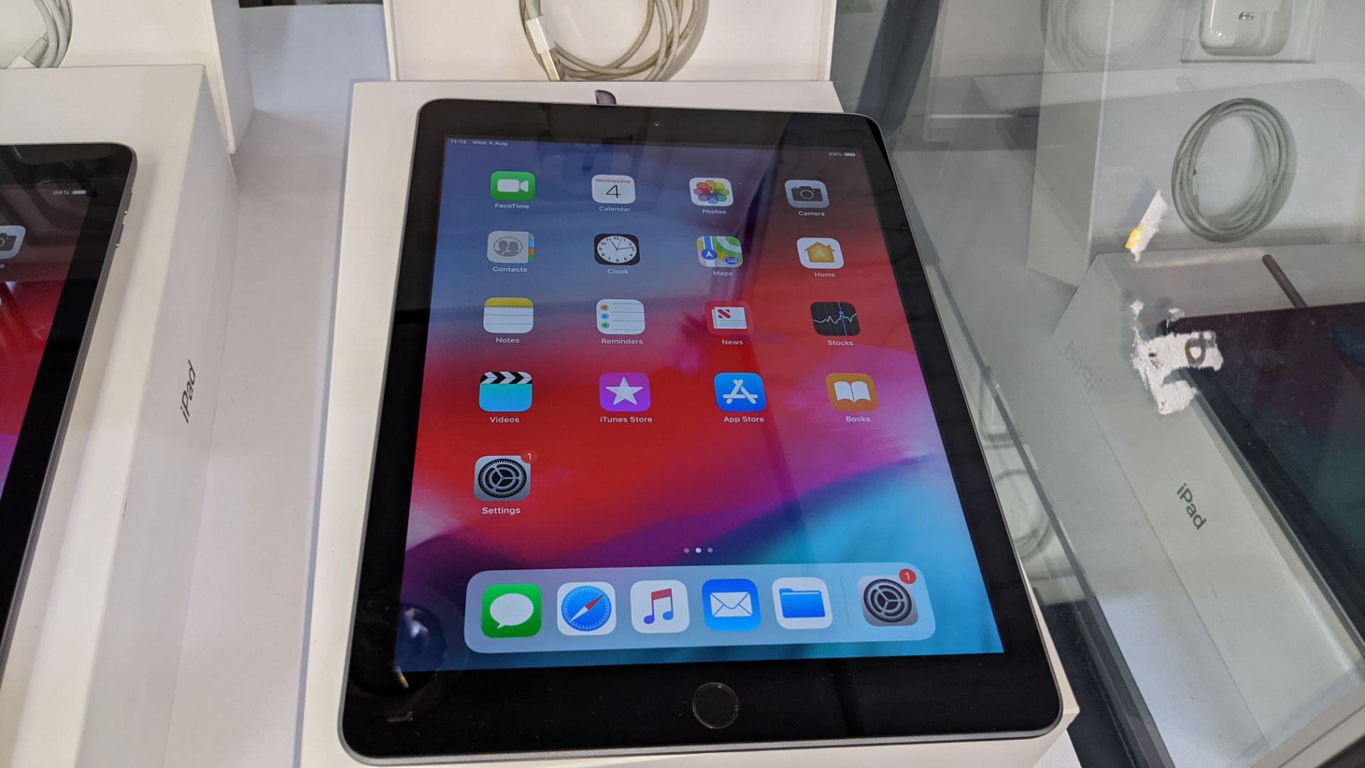 Apple iPad (space grey) 5th generation 32Gb Wi-Fi 9.7" Retina screen. Product code A1822. Apple A9 - Image 3 of 11