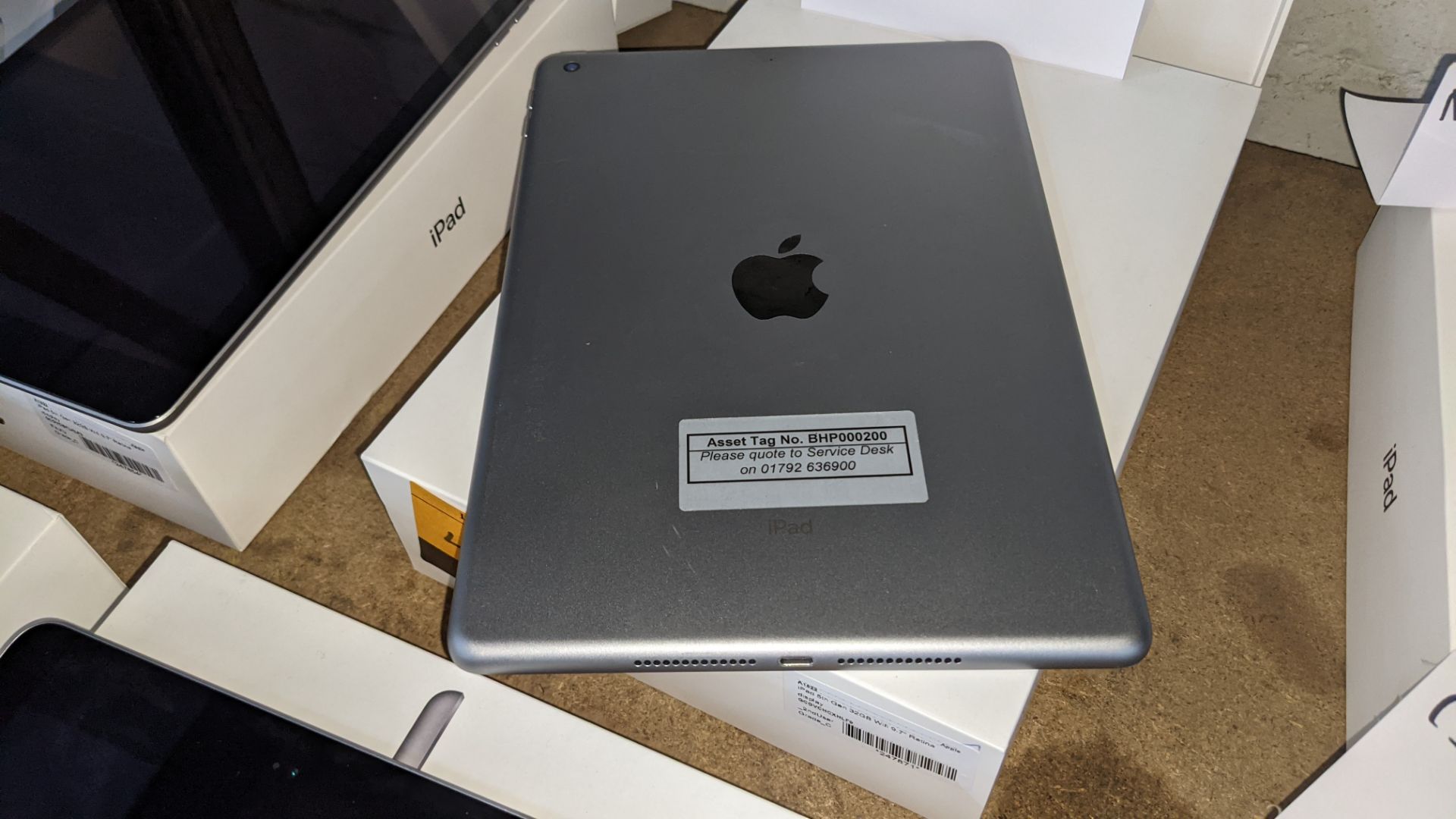 Apple iPad (space grey) 5th generation 32Gb Wi-Fi 9.7" Retina screen. Product code A1822. Apple A9 - Image 7 of 9