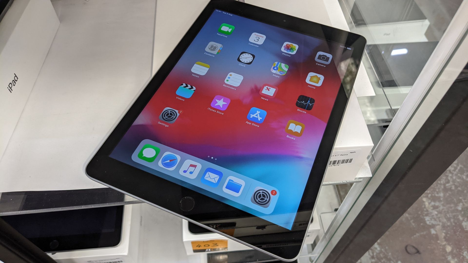 Apple iPad (space grey) 5th generation 32Gb Wi-Fi 9.7" Retina screen. Product code A1822. Apple A9 - Image 6 of 11