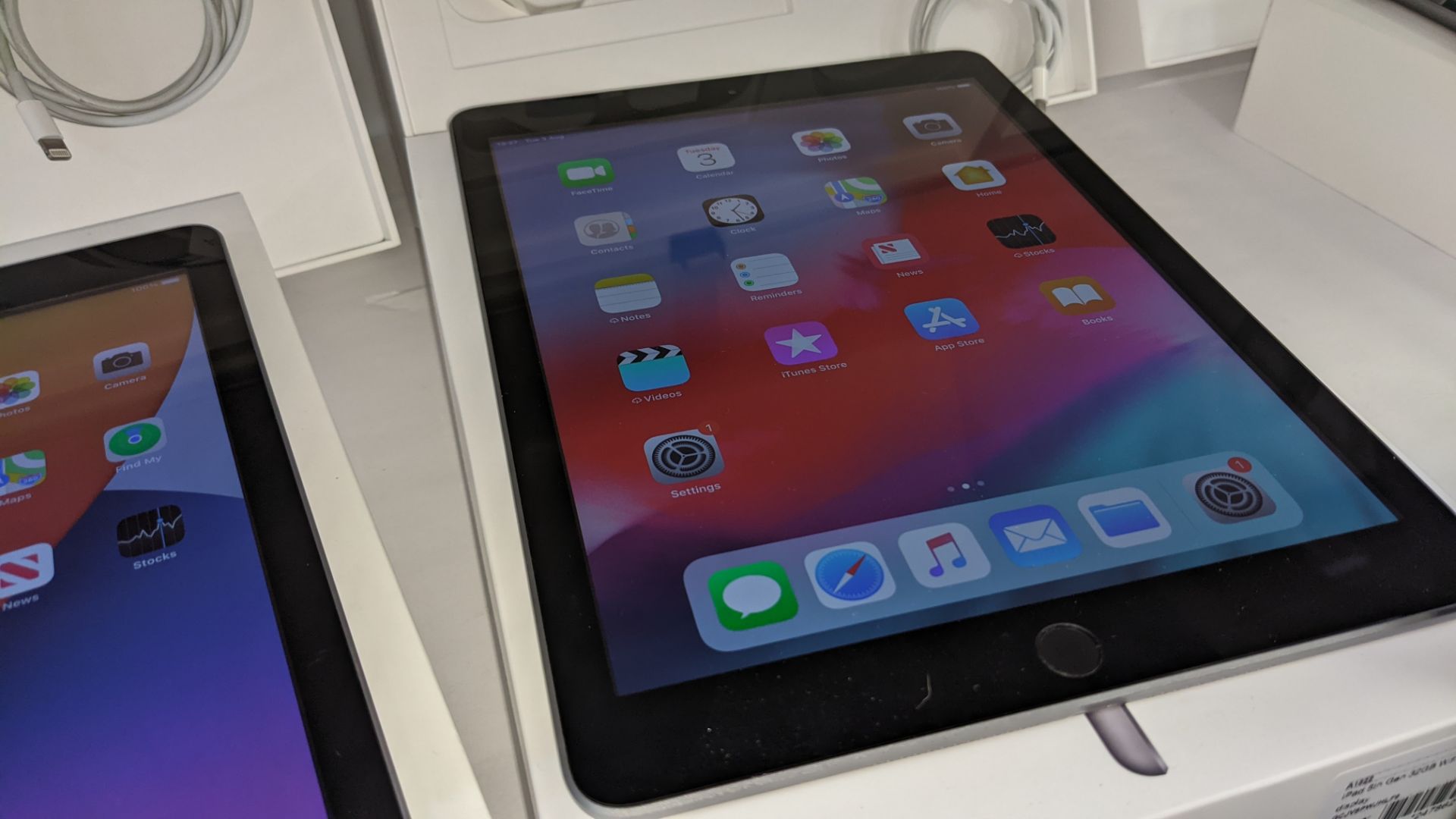 Apple iPad (space grey) 5th generation 32Gb Wi-Fi 9.7" Retina screen. Product code A1822. Apple A9 - Image 3 of 8