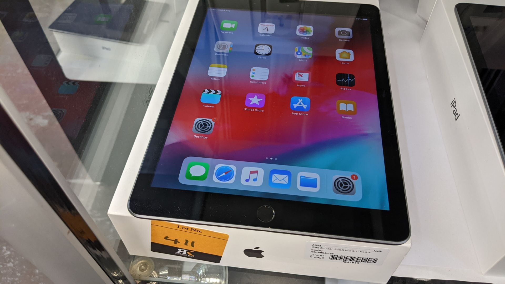 Apple iPad (space grey) 5th generation 32Gb Wi-Fi 9.7" Retina screen. Product code A1822. Apple A9 - Image 4 of 10