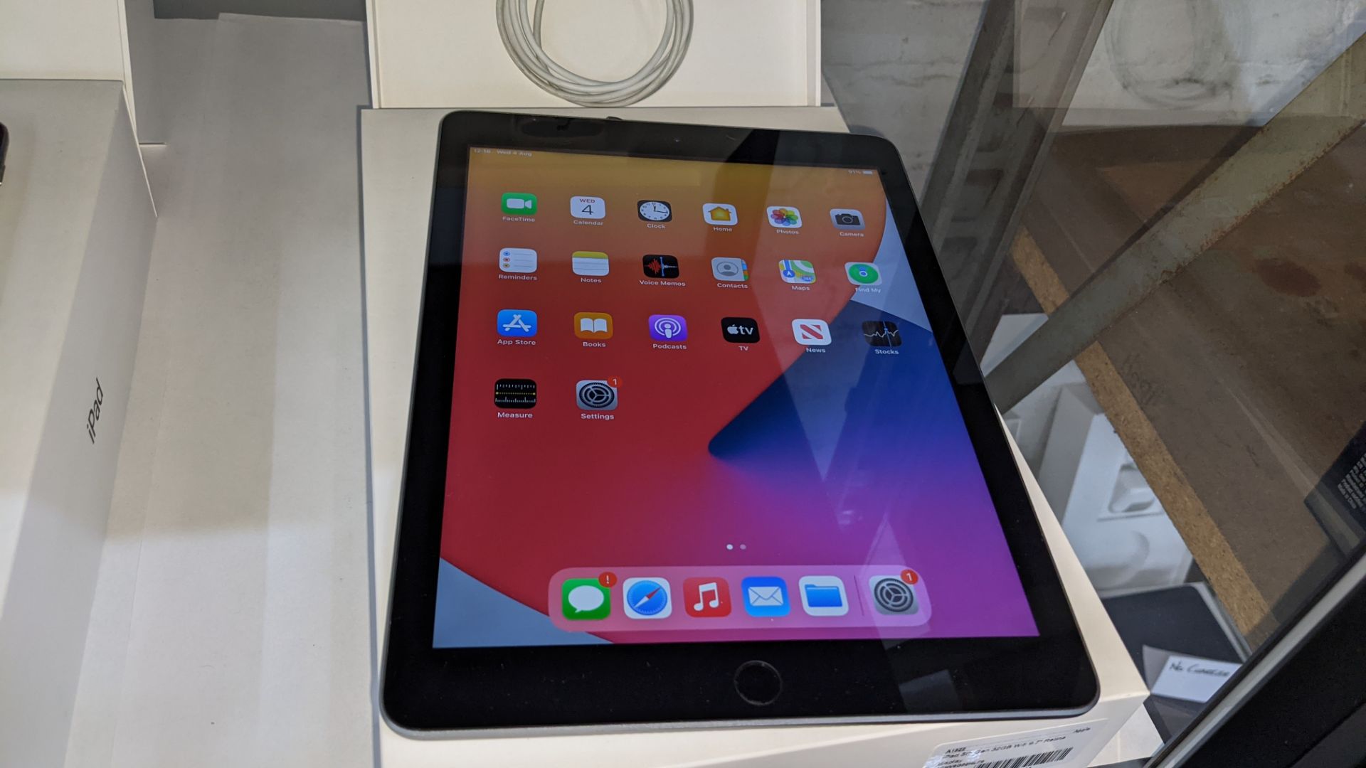 Apple iPad (space grey) 5th generation 32Gb Wi-Fi 9.7" Retina screen. Product code A1822. Apple A9 - Image 5 of 9