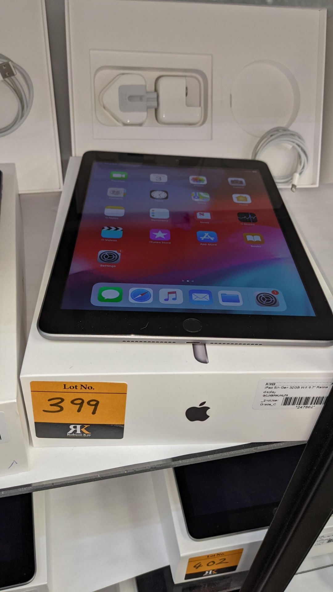 Apple iPad (space grey) 5th generation 32Gb Wi-Fi 9.7" Retina screen. Product code A1822. Apple A9 - Image 2 of 8