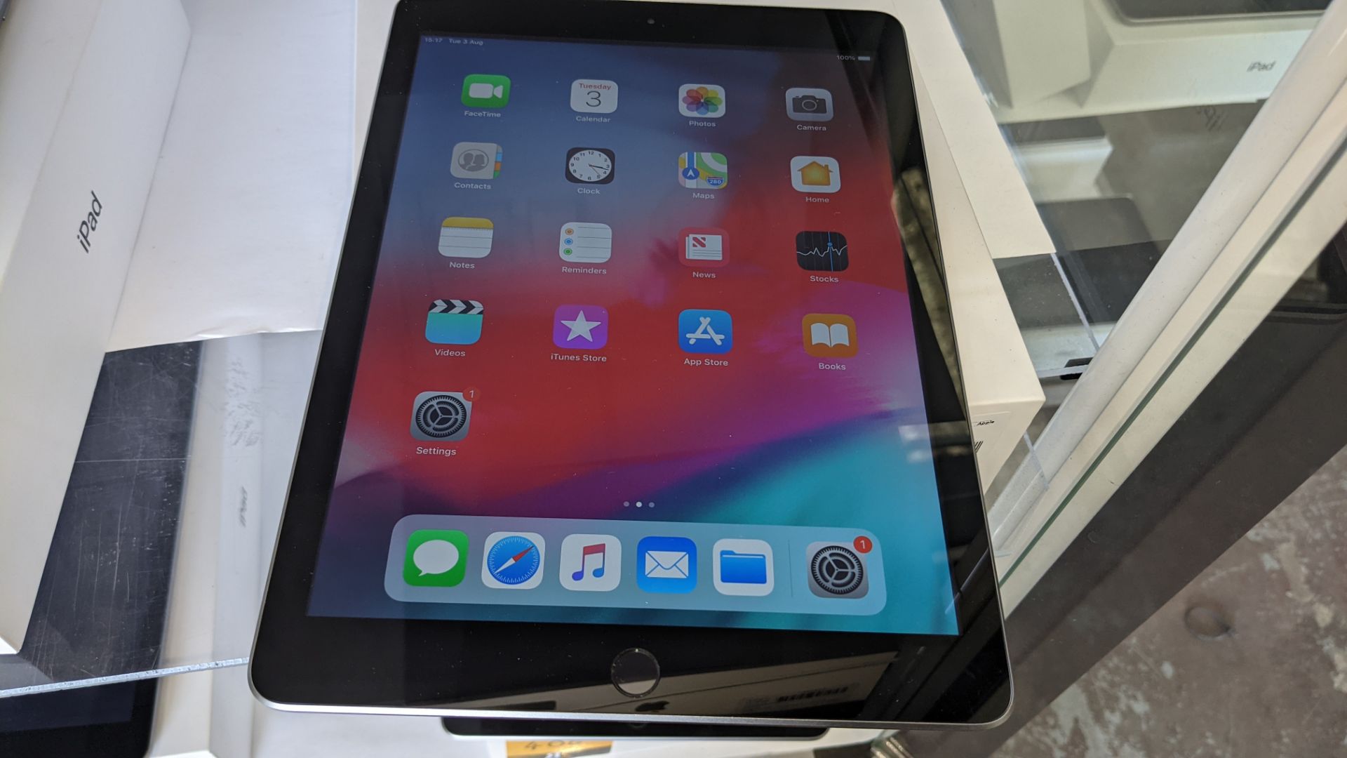 Apple iPad (space grey) 5th generation 32Gb Wi-Fi 9.7" Retina screen. Product code A1822. Apple A9 - Image 4 of 10