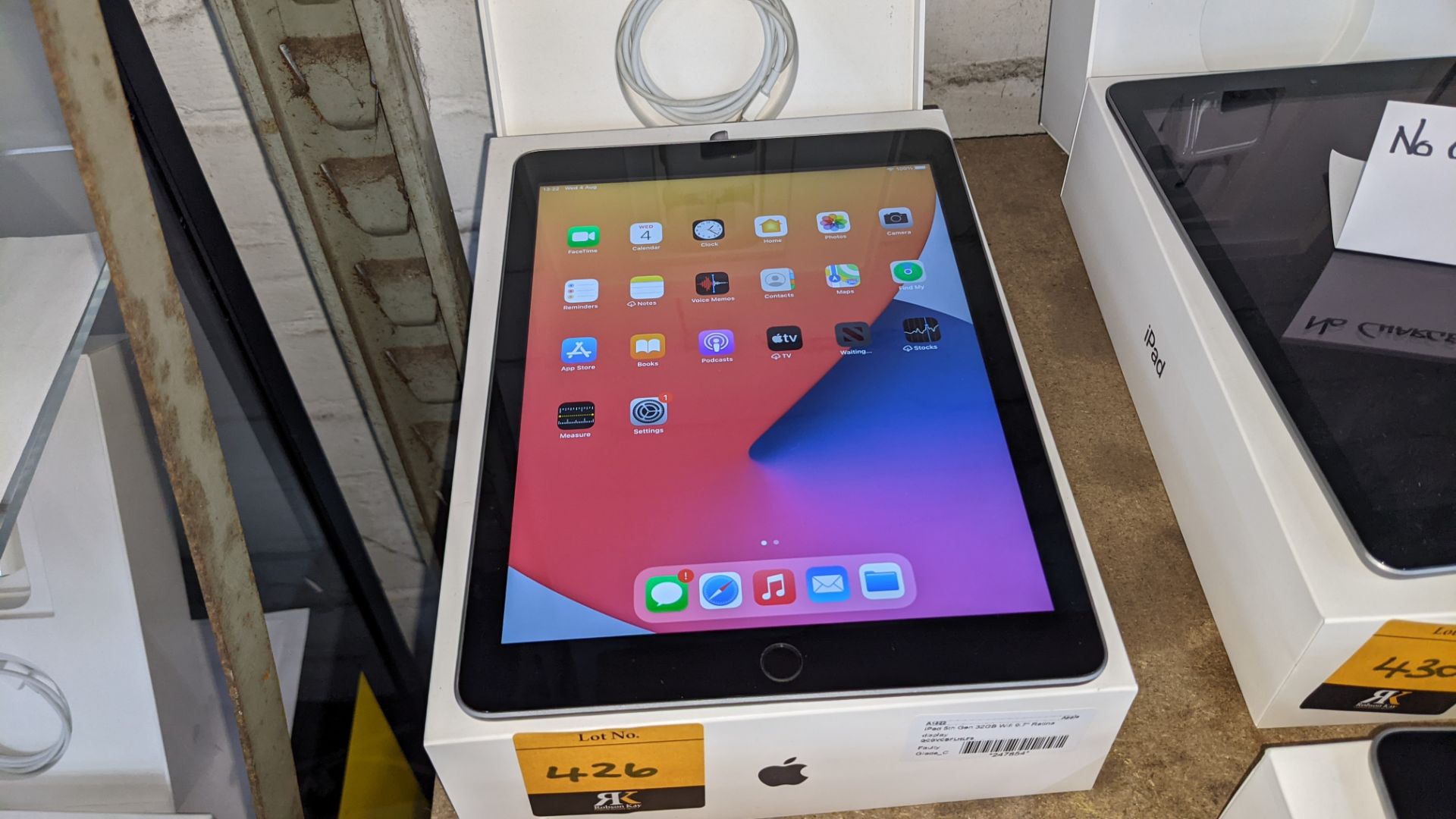 Apple iPad (space grey) 5th generation 32Gb Wi-Fi 9.7" Retina screen. Product code A1822. Apple A9 - Image 2 of 10