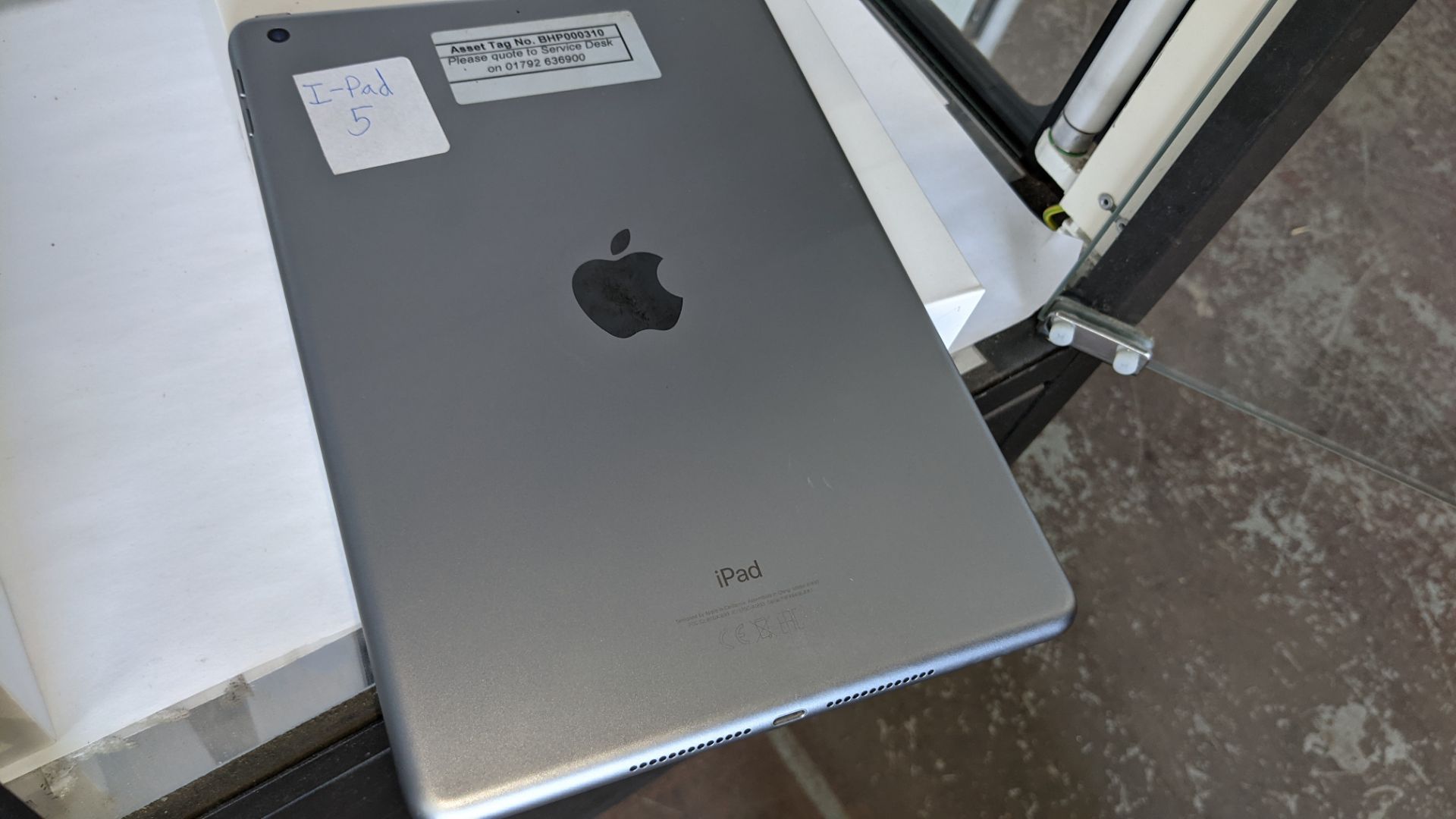 Apple iPad (space grey) 5th generation 32Gb Wi-Fi 9.7" Retina screen. Product code A1822. Apple A9 - Image 7 of 12