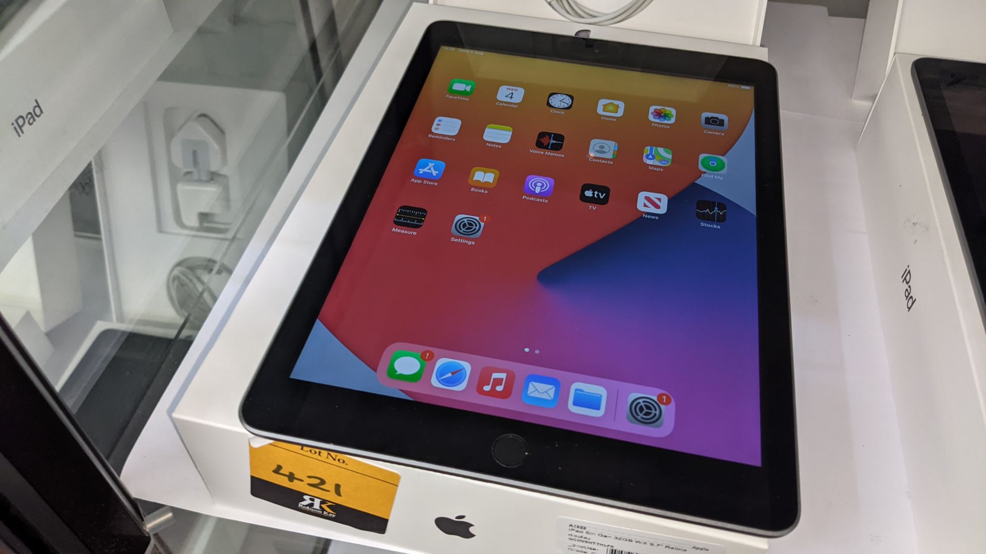 Apple iPad (space grey) 5th generation 32Gb Wi-Fi 9.7" Retina screen. Product code A1822. Apple A9 - Image 3 of 10