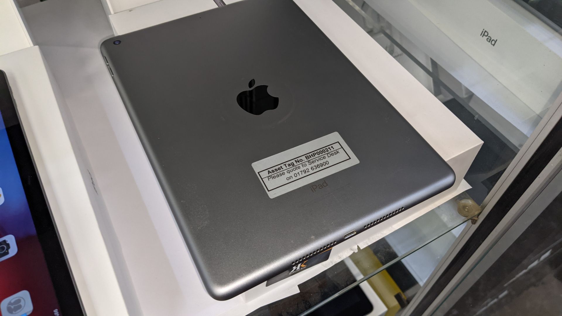 Apple iPad (space grey) 5th generation 32Gb Wi-Fi 9.7" Retina screen. Product code A1822. Apple A9 - Image 9 of 10
