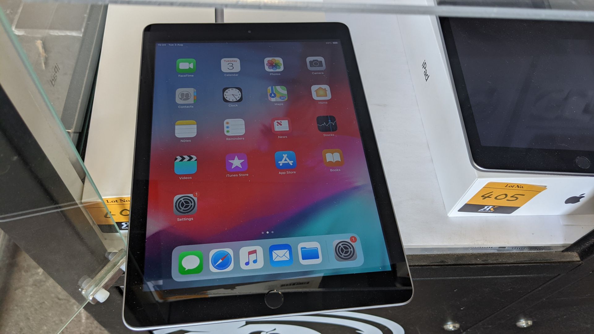 Apple iPad (space grey) 5th generation 32Gb Wi-Fi 9.7" Retina screen. Product code A1822. Apple A9 - Image 4 of 12