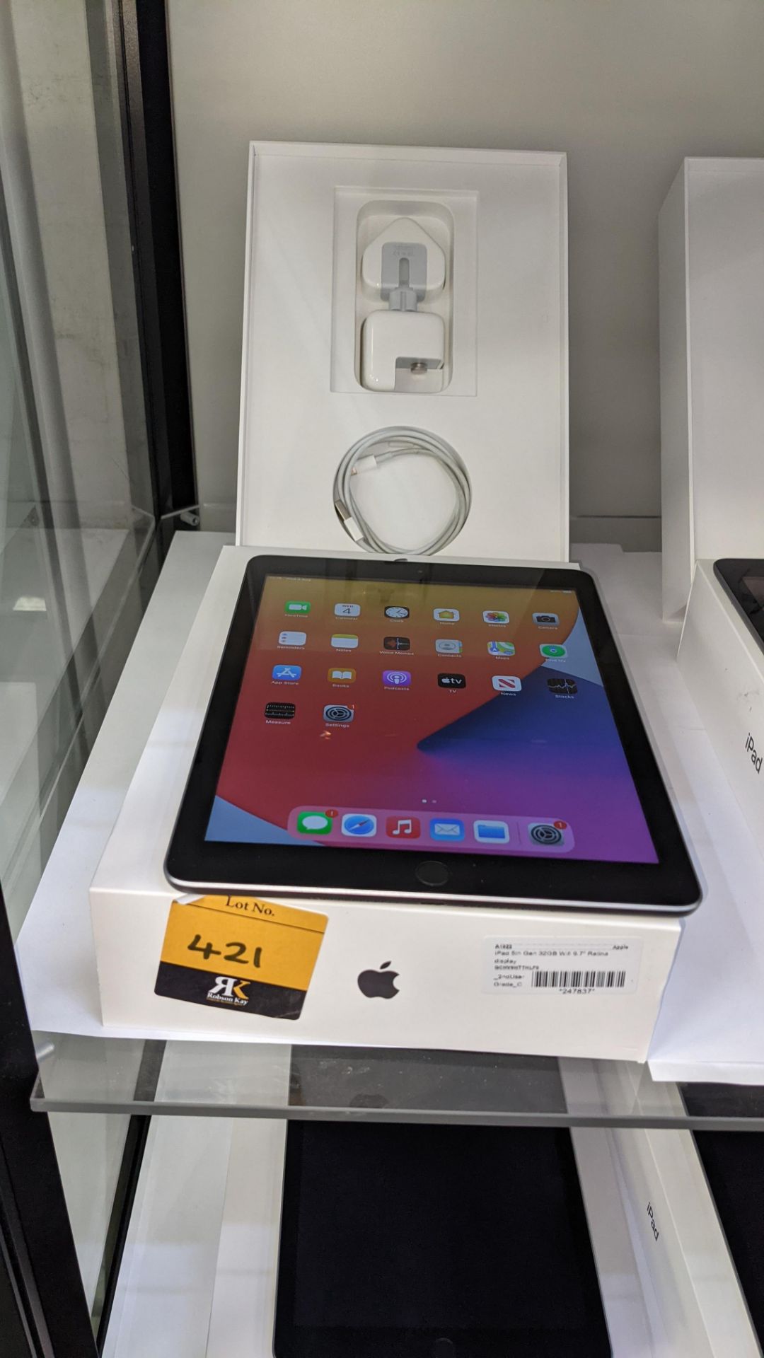 Apple iPad (space grey) 5th generation 32Gb Wi-Fi 9.7" Retina screen. Product code A1822. Apple A9 - Image 2 of 10