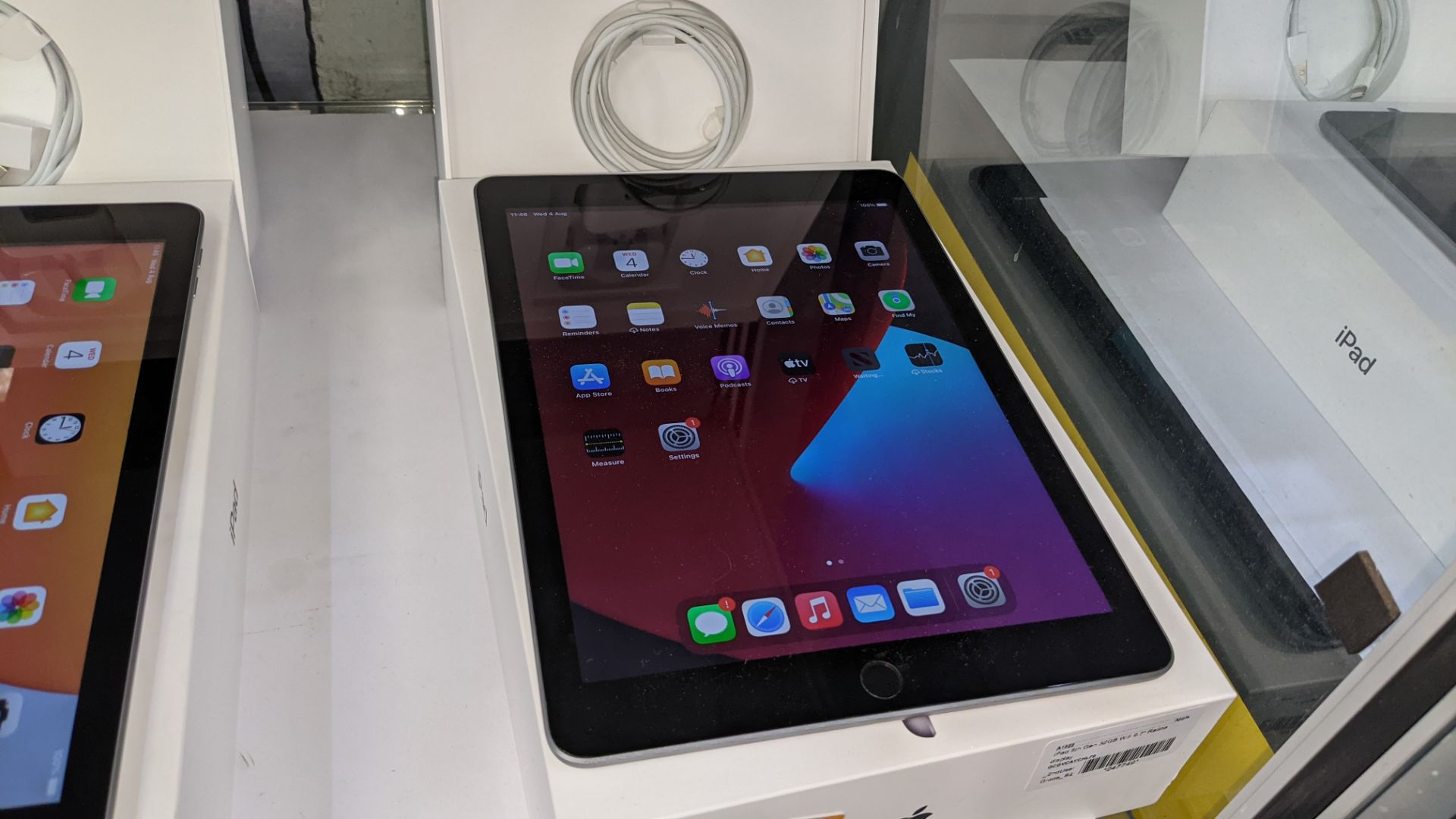 Apple iPad (space grey) 5th generation 32Gb Wi-Fi 9.7" Retina screen. Product code A1822. Apple A9 - Image 5 of 10