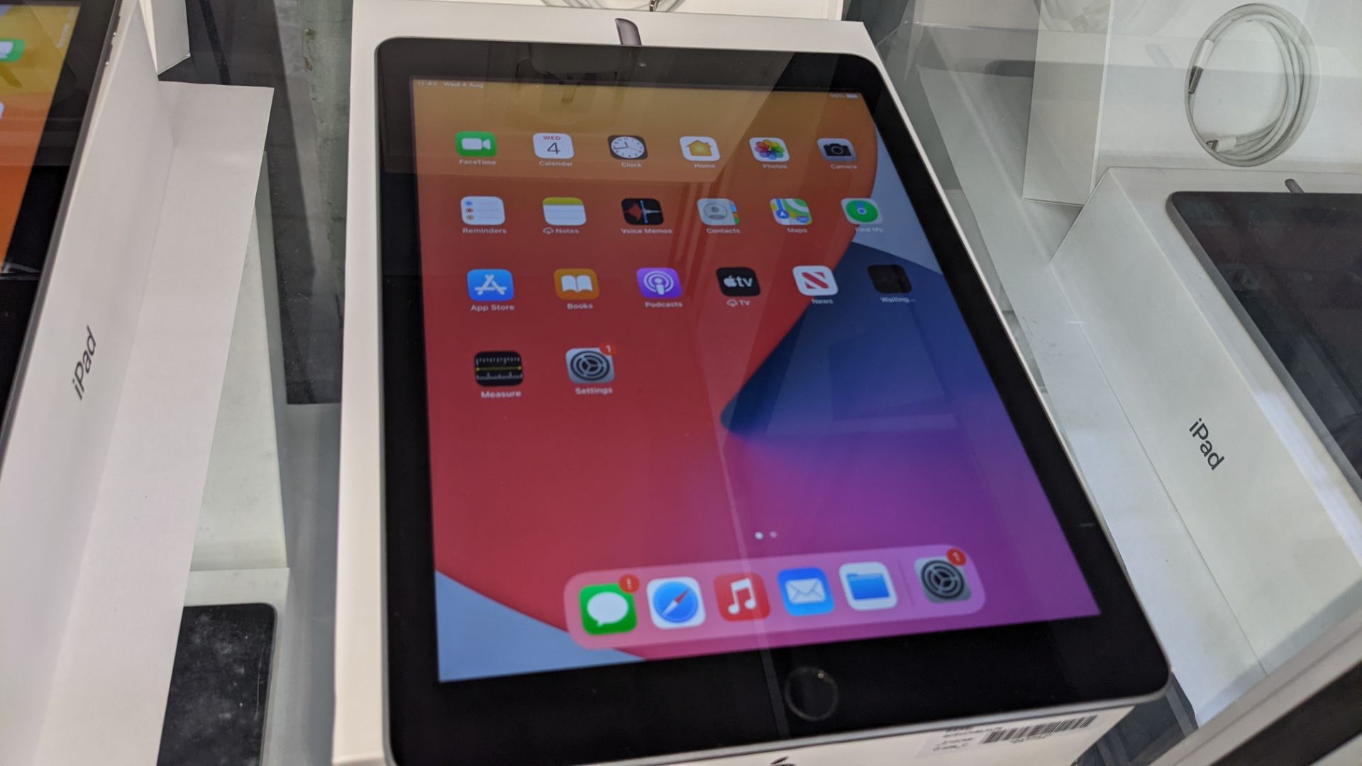 Apple iPad (space grey) 5th generation 32Gb Wi-Fi 9.7" Retina screen. Product code A1822. Apple A9 - Image 5 of 10