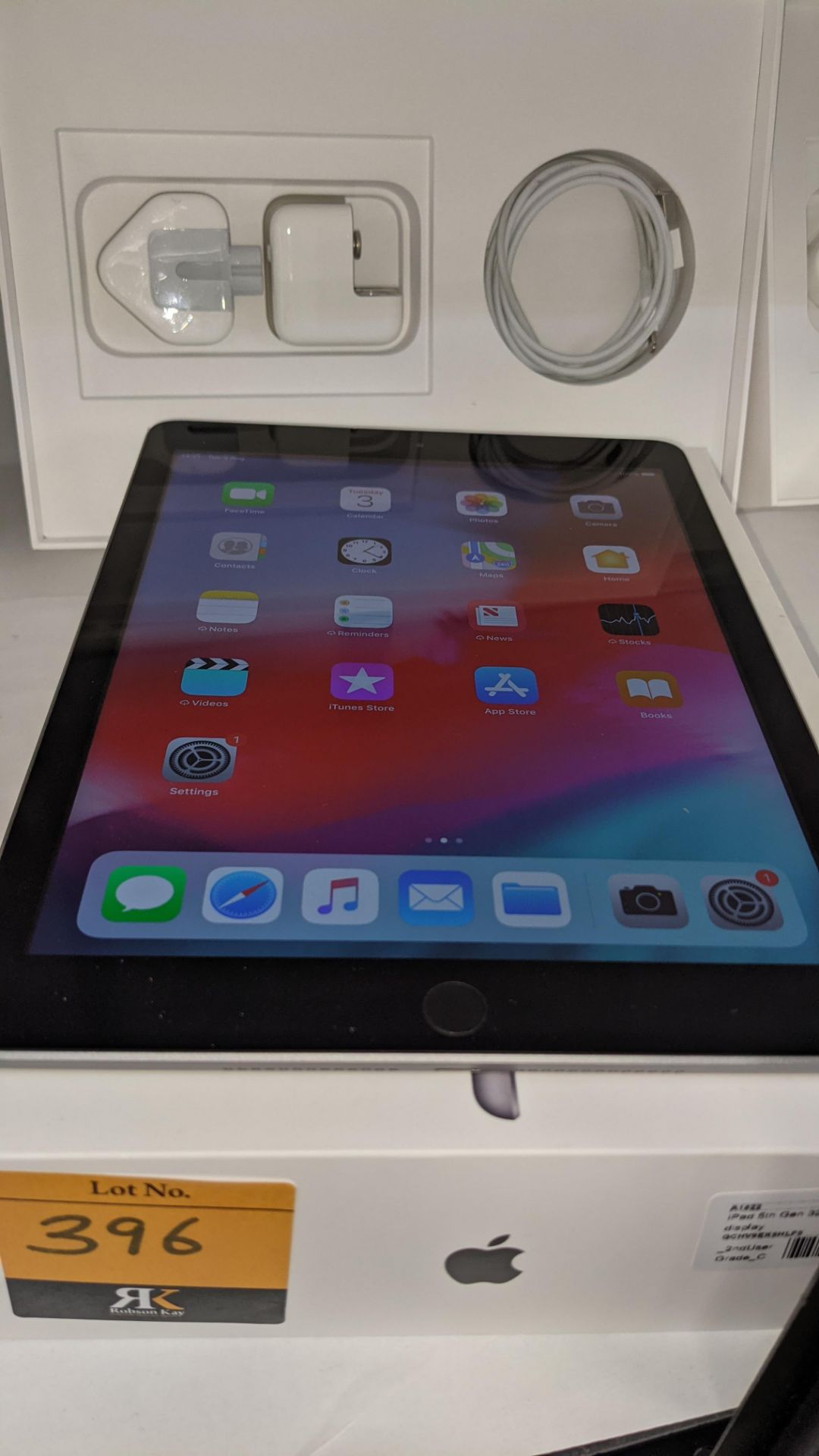 Apple iPad (space grey) 5th generation 32Gb Wi-Fi 9.7" Retina screen. Product code A1822. Apple A9 - Image 3 of 11