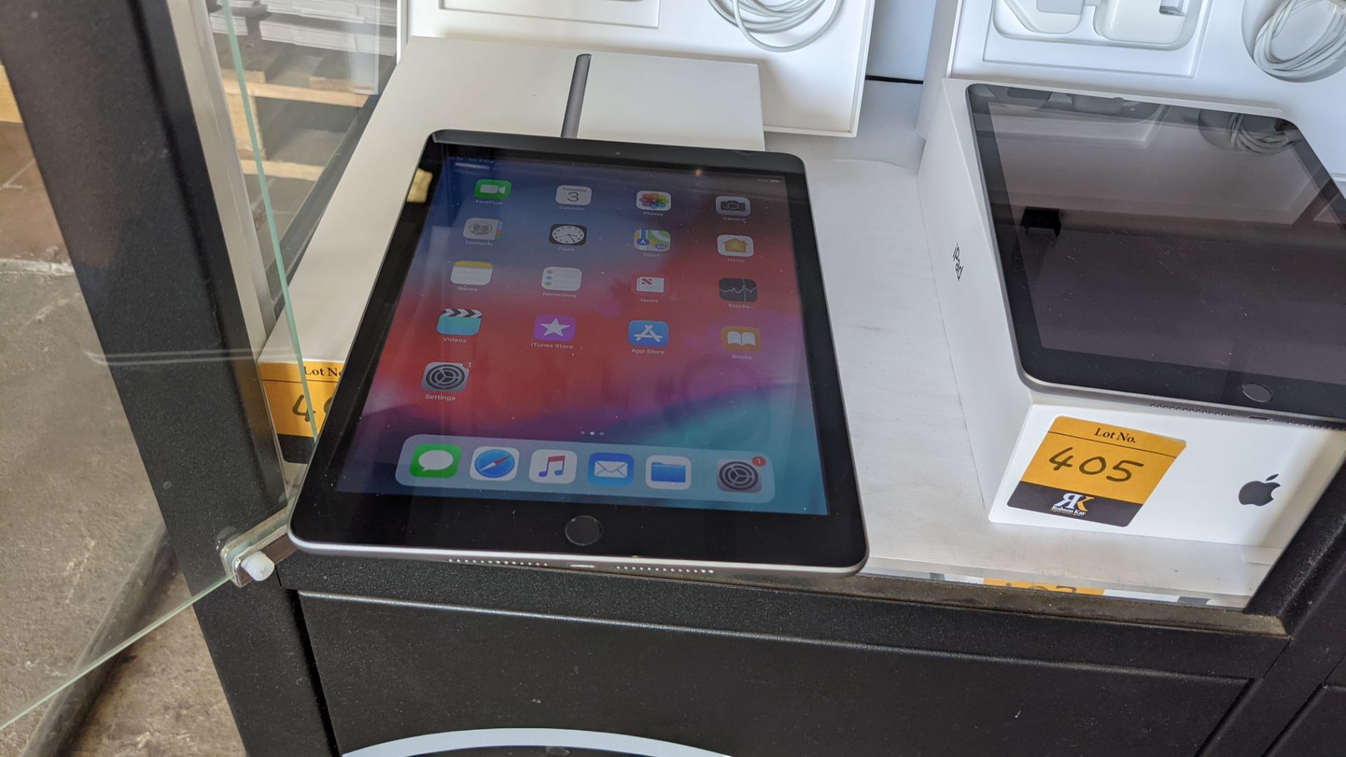 Apple iPad (space grey) 5th generation 32Gb Wi-Fi 9.7" Retina screen. Product code A1822. Apple A9 - Image 2 of 12