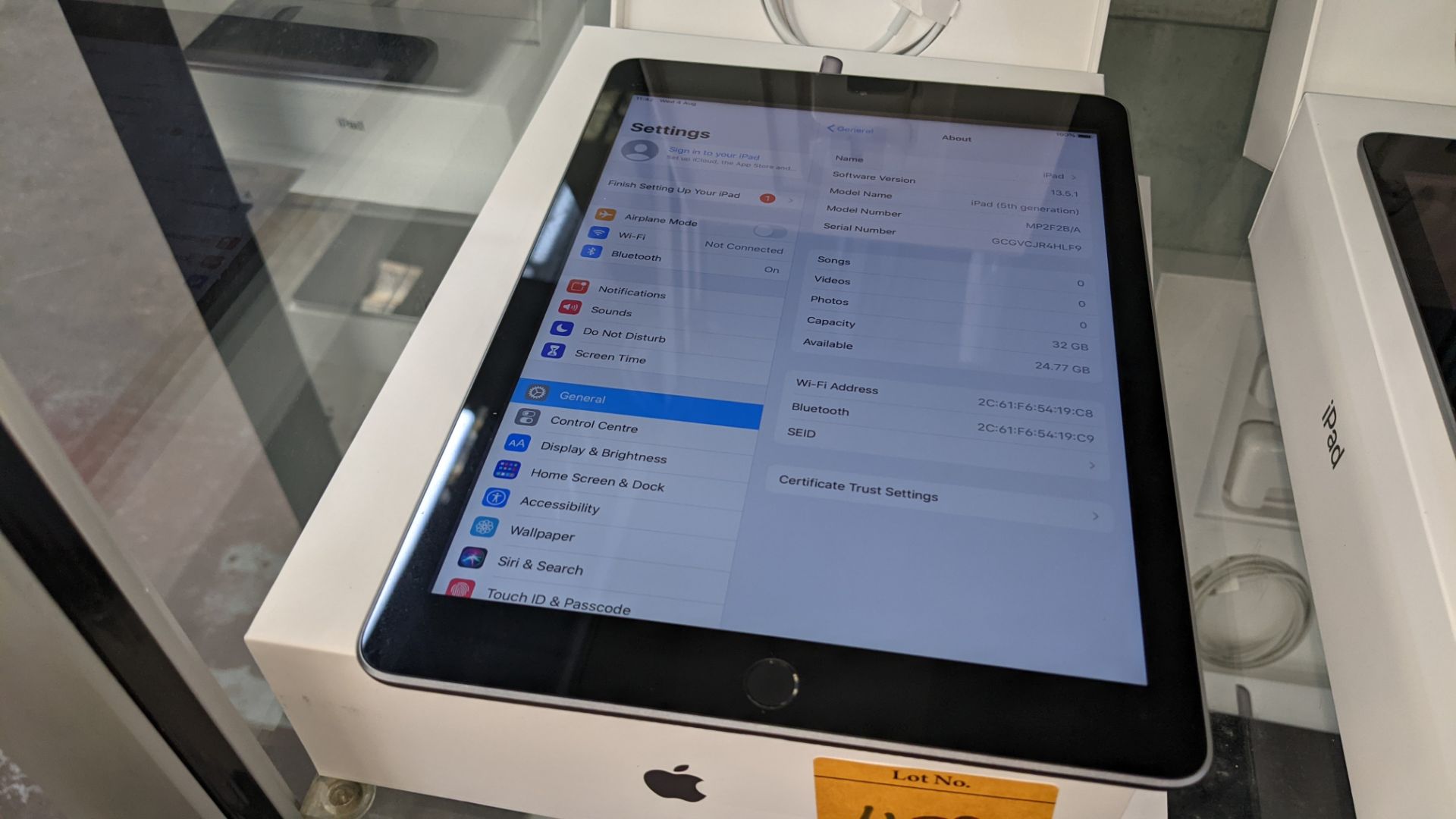 Apple iPad (space grey) 5th generation 32Gb Wi-Fi 9.7" Retina screen. Product code A1822. Apple A9 - Image 7 of 11