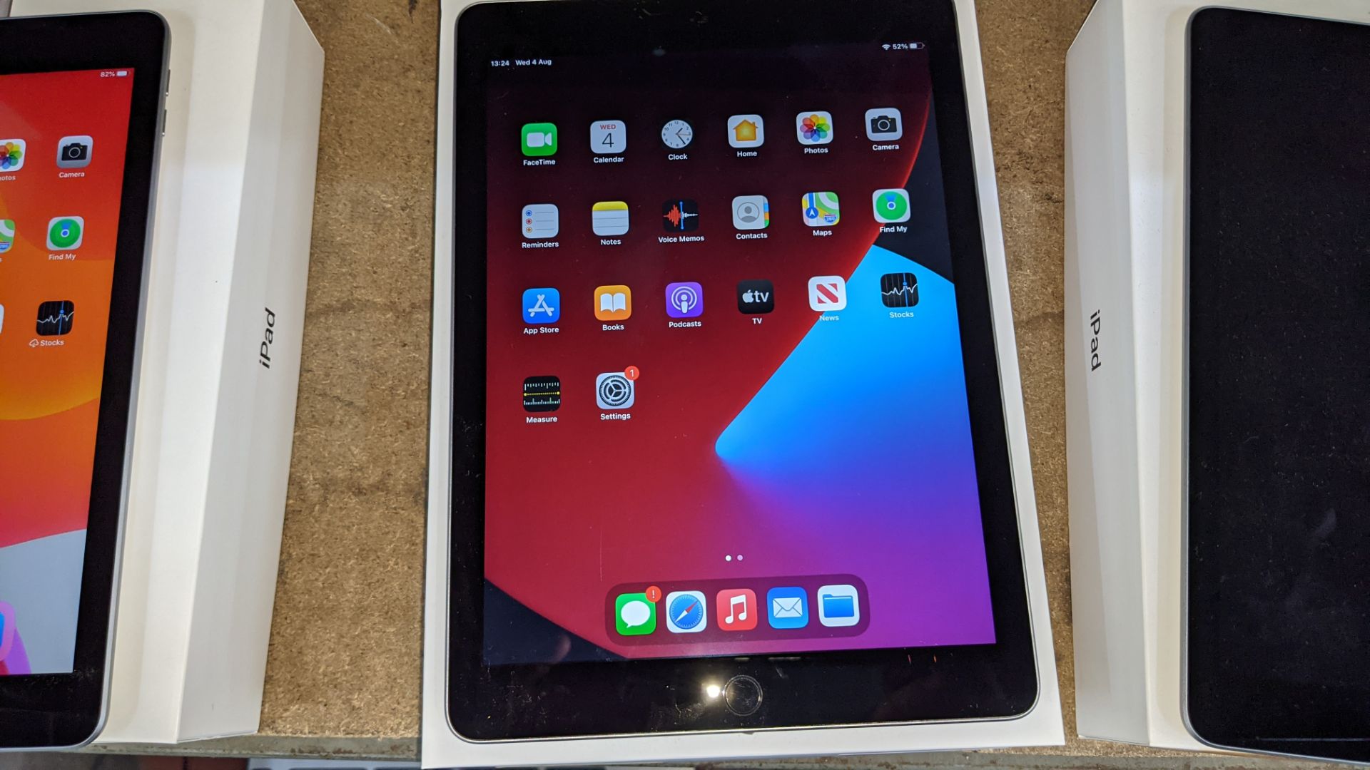 Apple iPad (space grey) 5th generation 32Gb Wi-Fi 9.7" Retina screen. Product code A1822. Apple A9 - Image 4 of 9