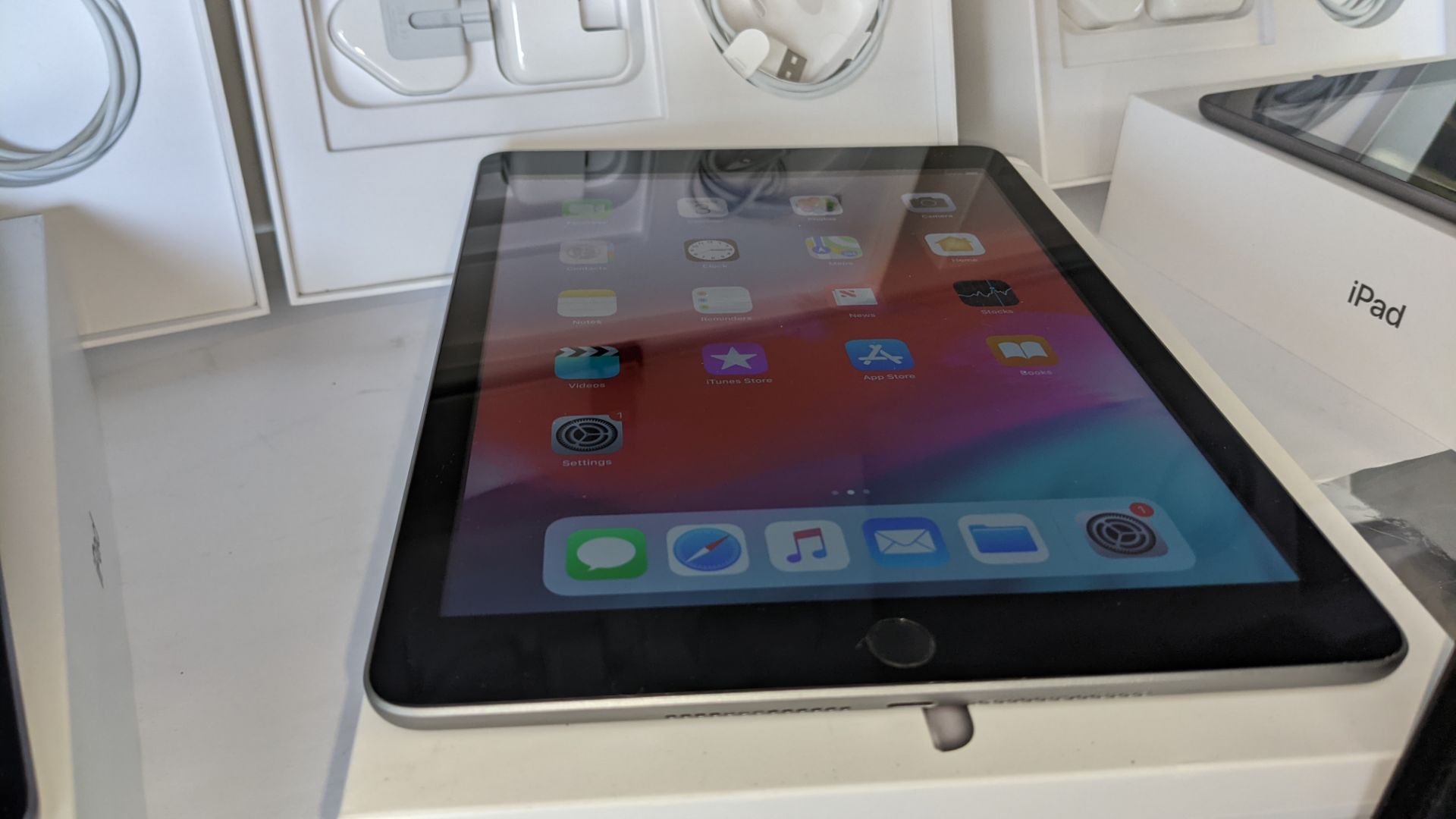 Apple iPad (space grey) 5th generation 32Gb Wi-Fi 9.7" Retina screen. Product code A1822. Apple A9 - Image 9 of 11