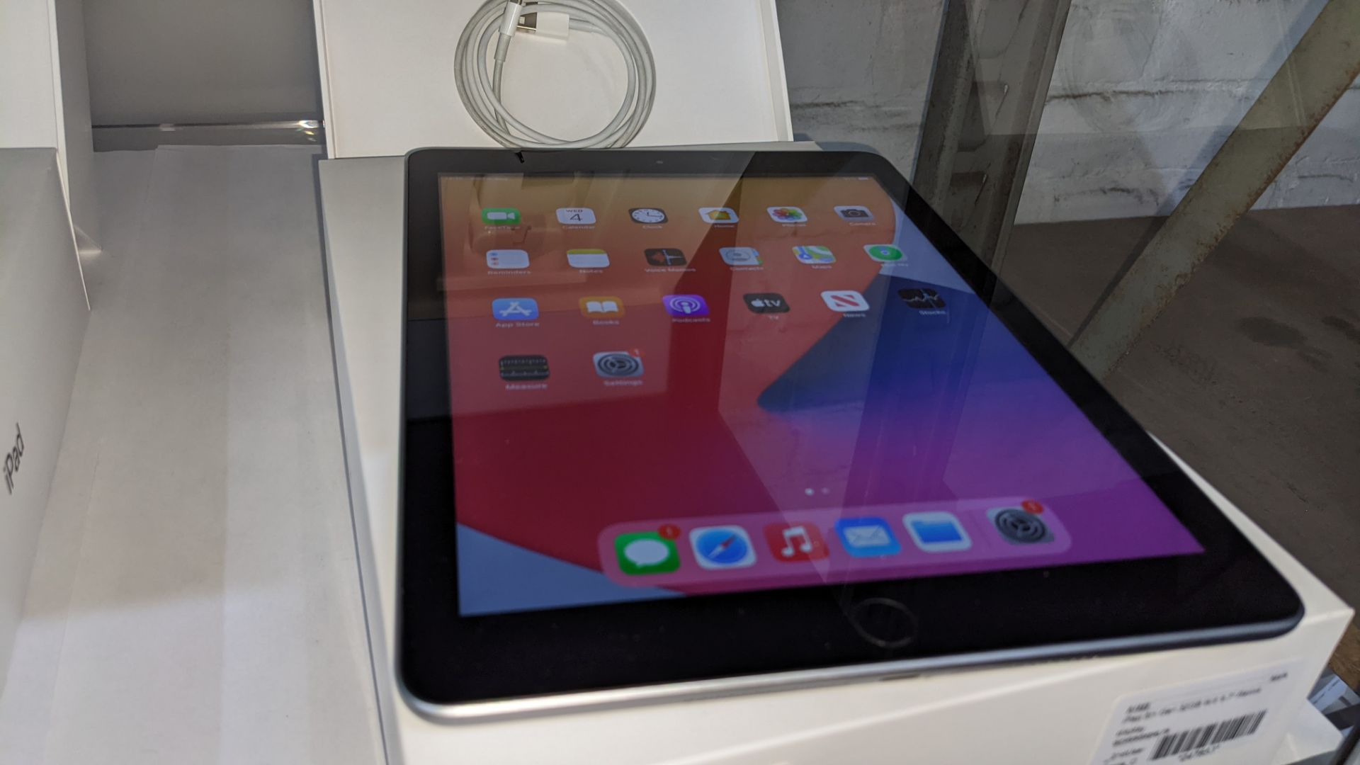 Apple iPad (space grey) 5th generation 32Gb Wi-Fi 9.7" Retina screen. Product code A1822. Apple A9 - Image 3 of 9